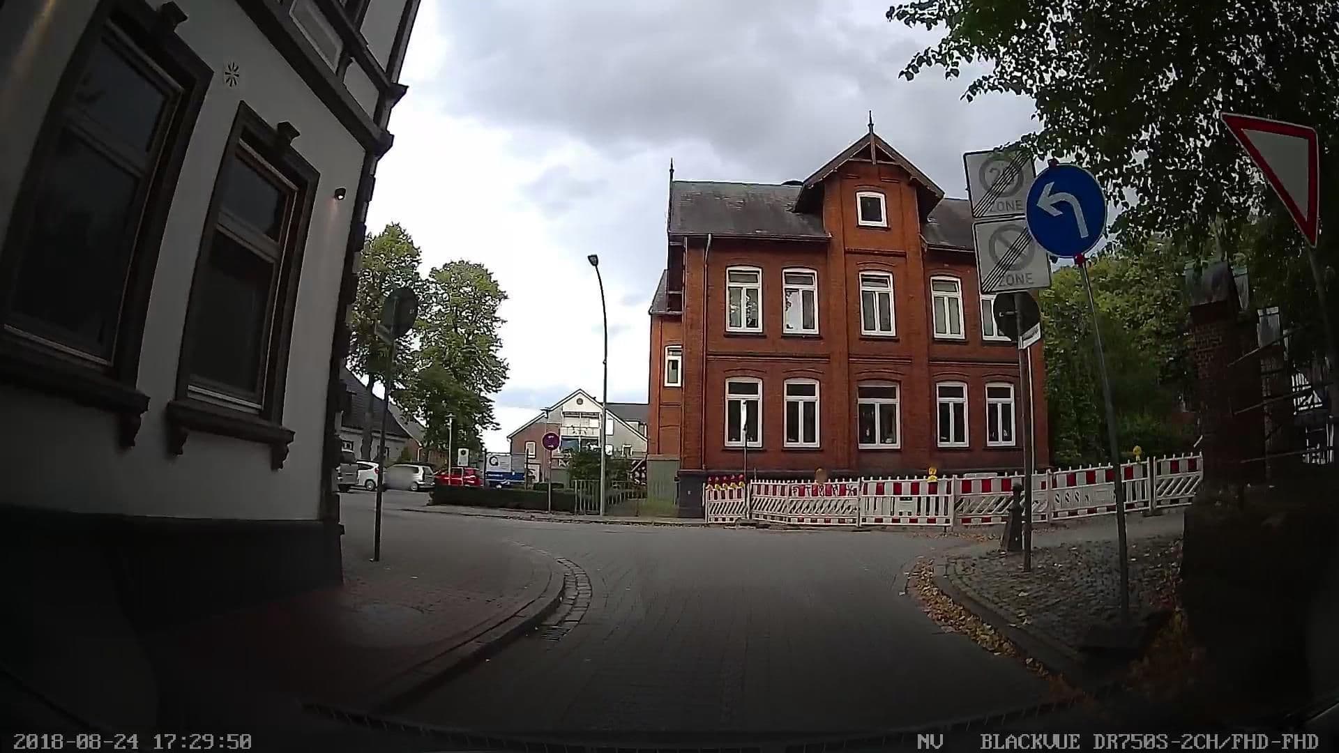 Street view near Hotel & Restaurant Rellinger Hof, Rellingen — © kevinq (CC BY-SA · Mapillary)
