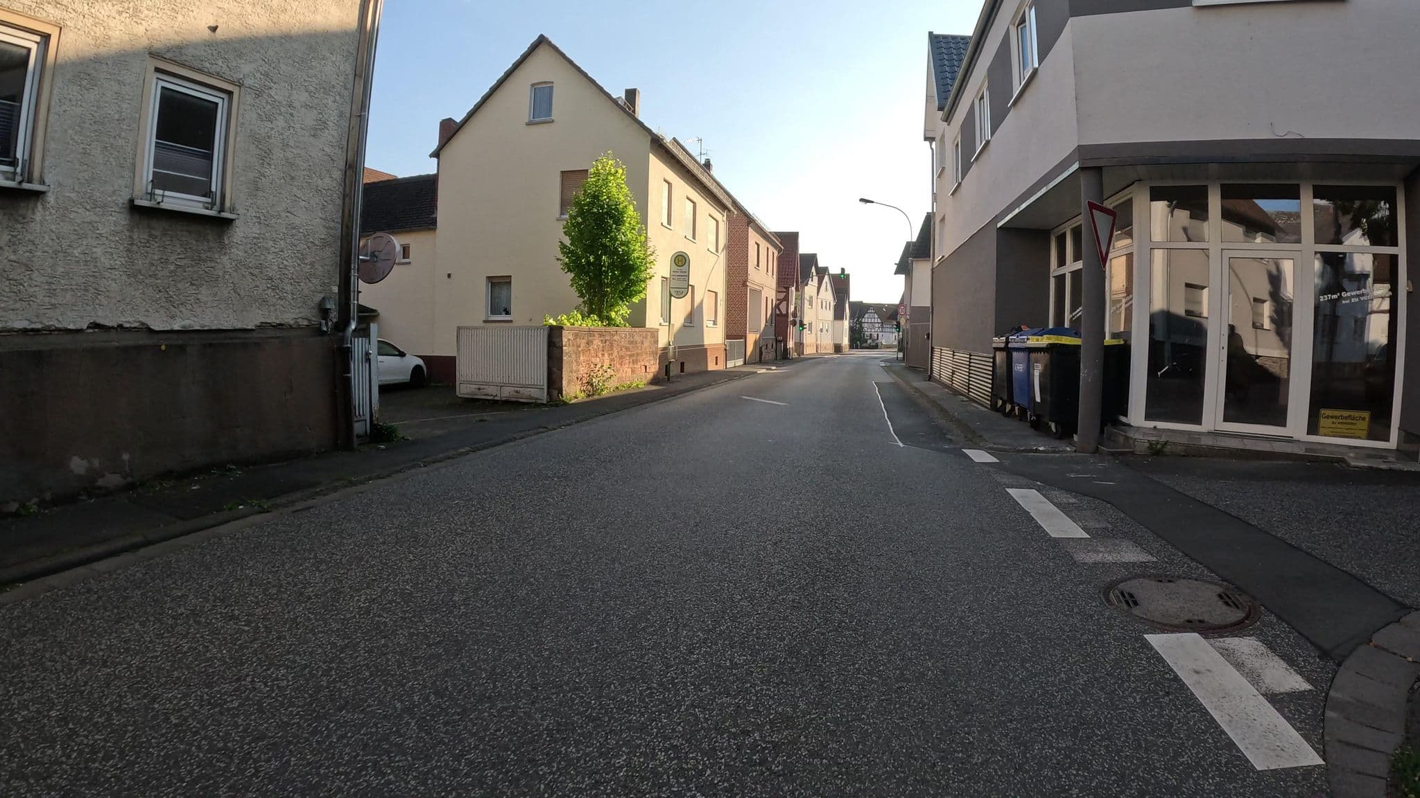 Street view near Gasthaus zur Linde, Staufenberg — © kutz (CC BY-SA · Mapillary)