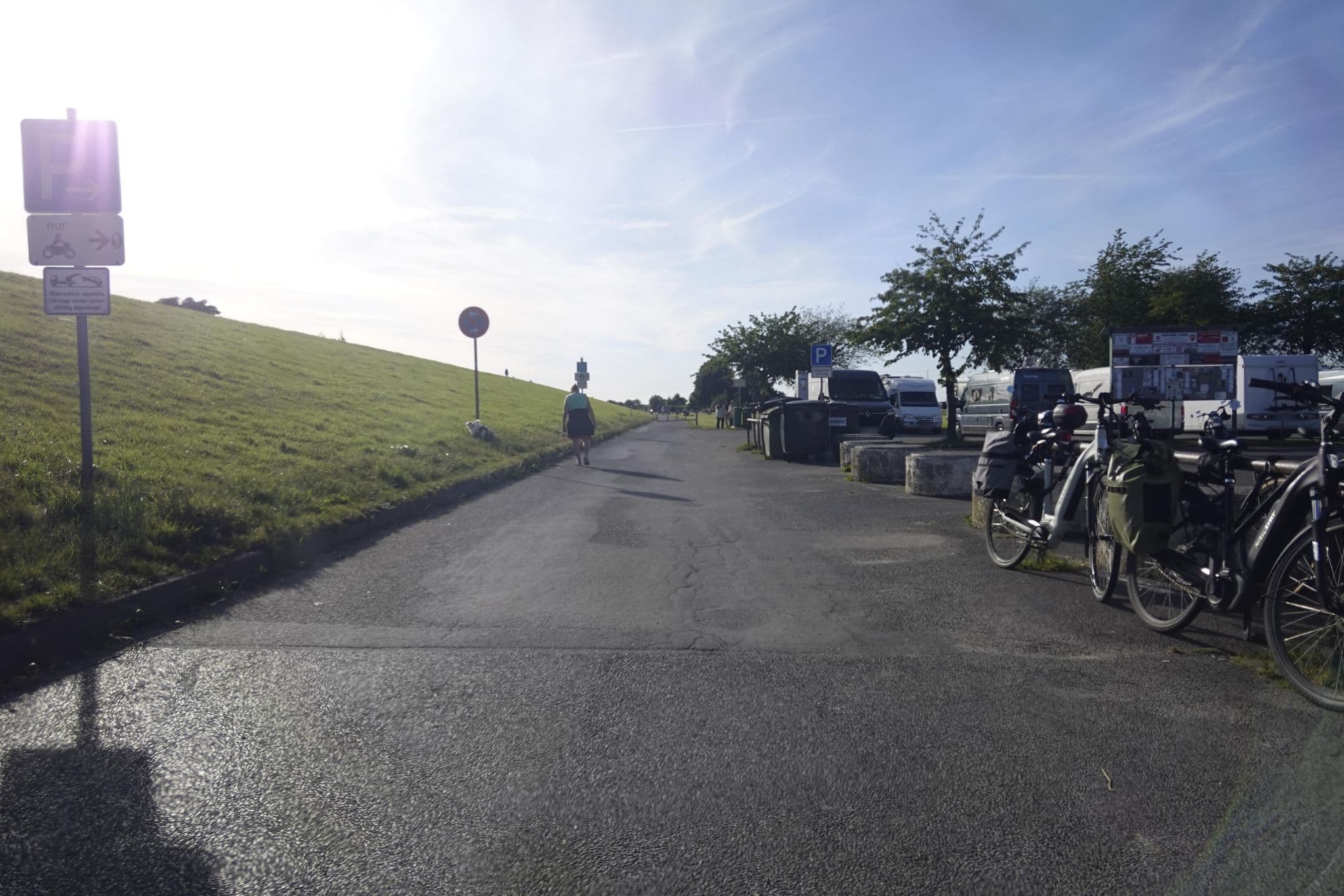 Street view near Wohnmobilstellplatz Lüheanleger, Grünendeich — © skaycle (CC BY-SA · Mapillary)