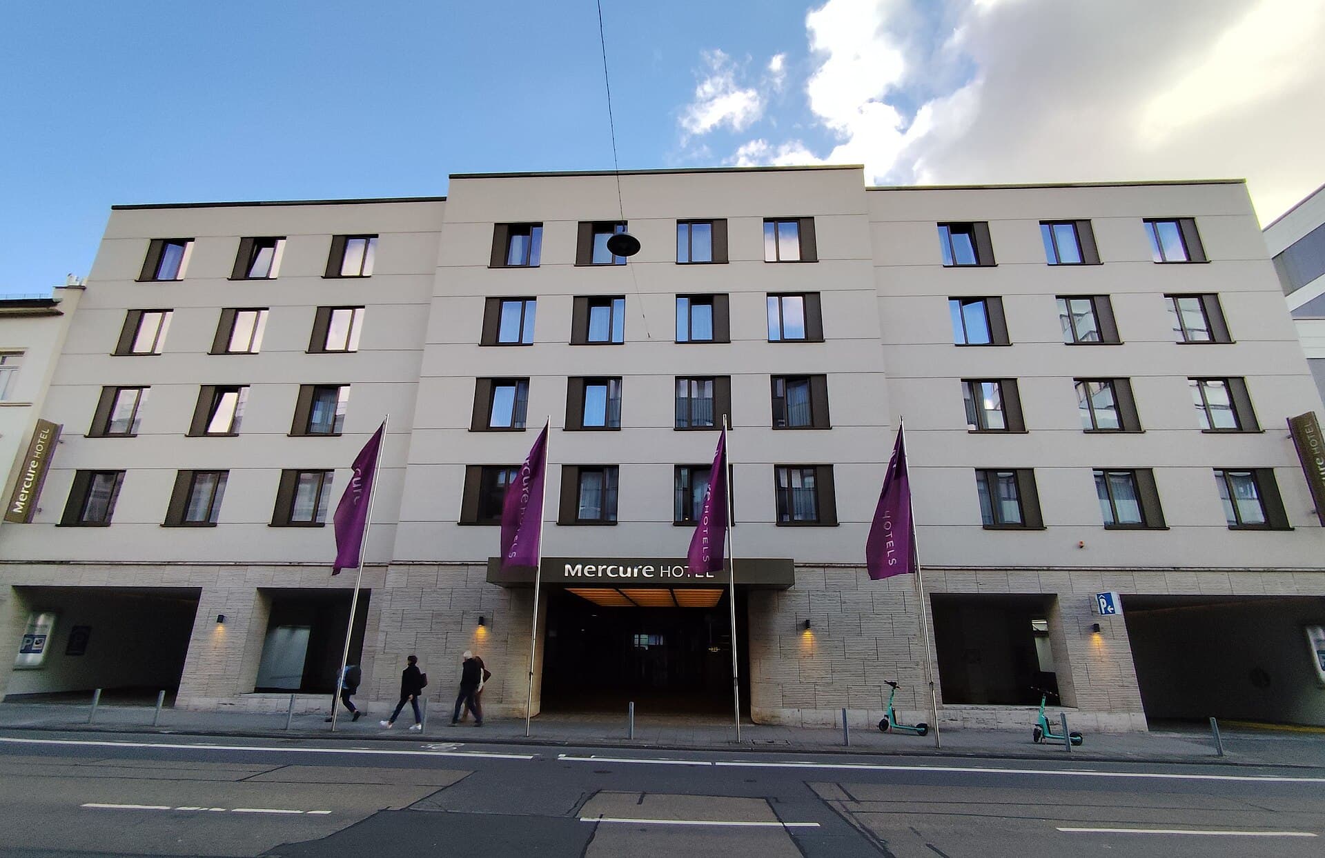 Mercure Wiesbaden City (via Wikimedia Commons, CC BY 4.0)