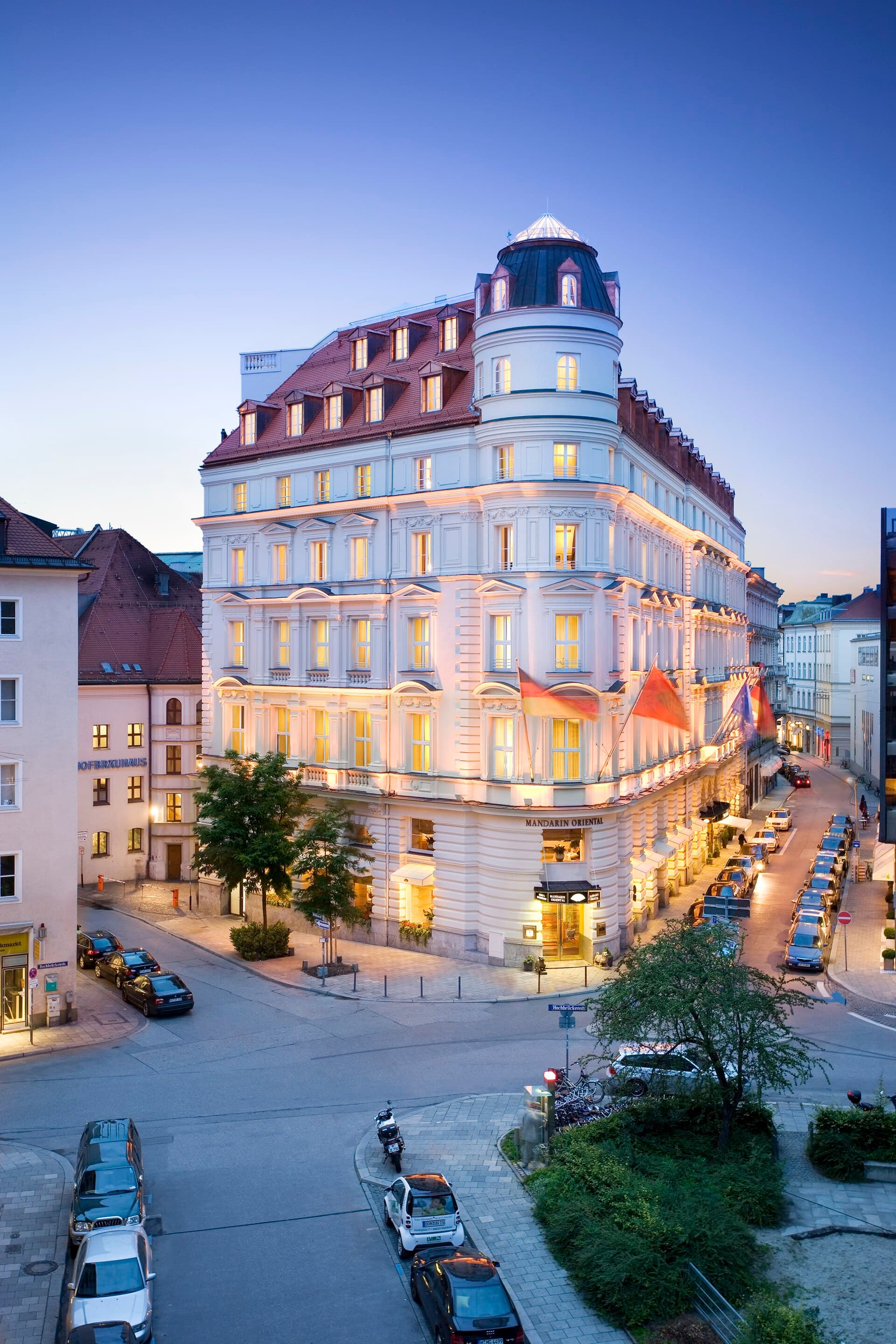 Mandarin Oriental (via Wikimedia Commons, CC BY-SA 3.0)