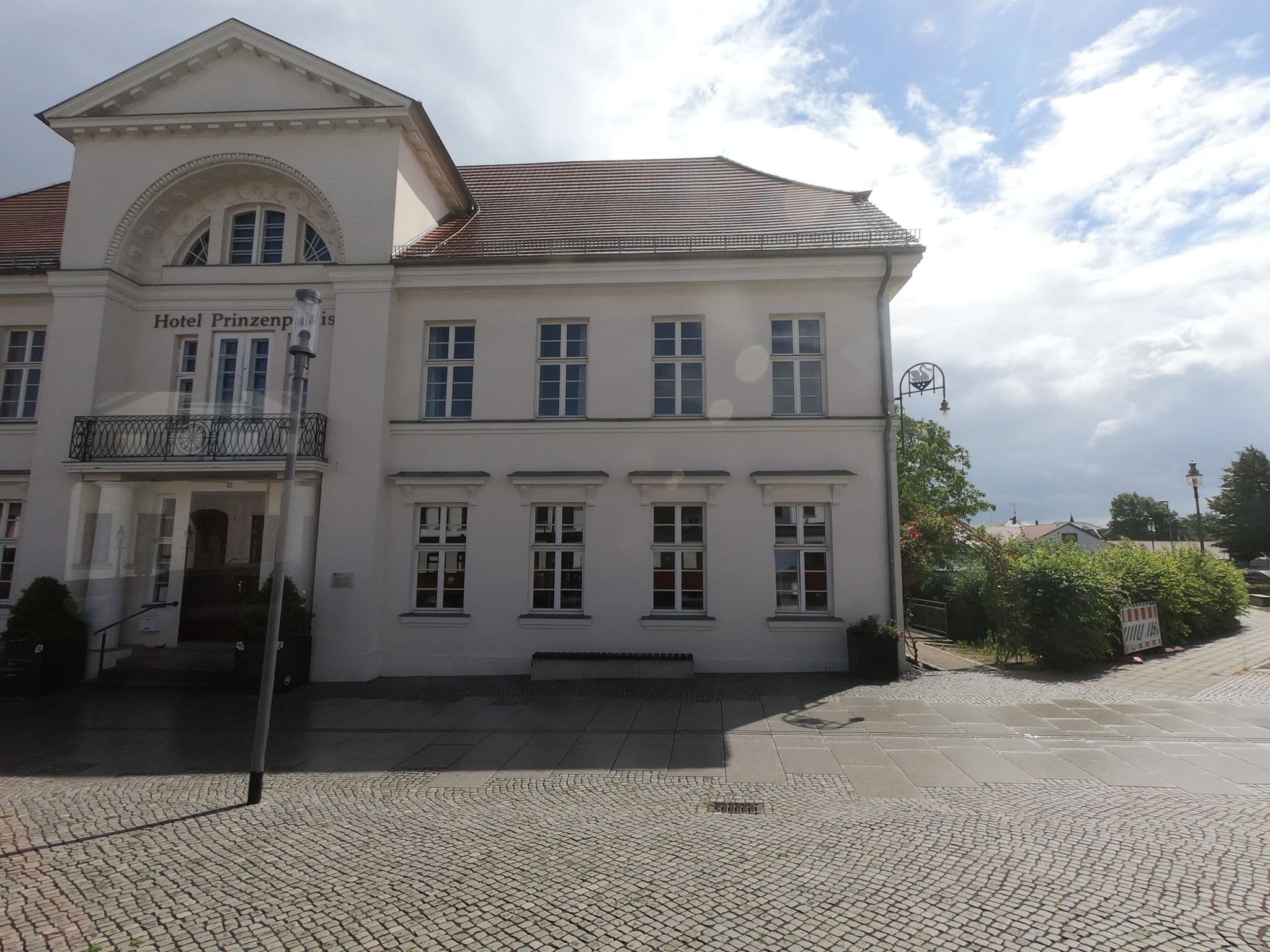 Street view near Prinzenpalais, Bad Doberan — © carlheinz (CC BY-SA · Mapillary)