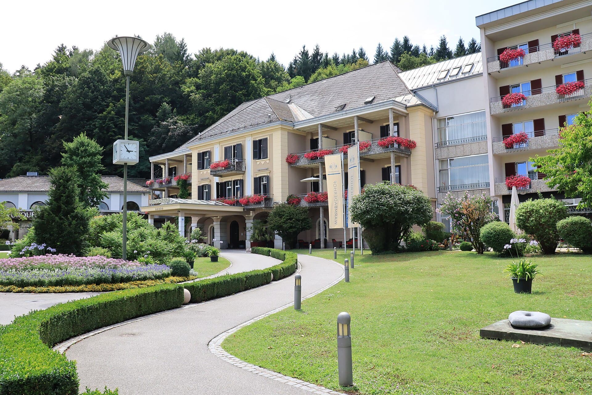 Hotel Warmbaderhof (via Wikimedia Commons, CC BY-SA 4.0)