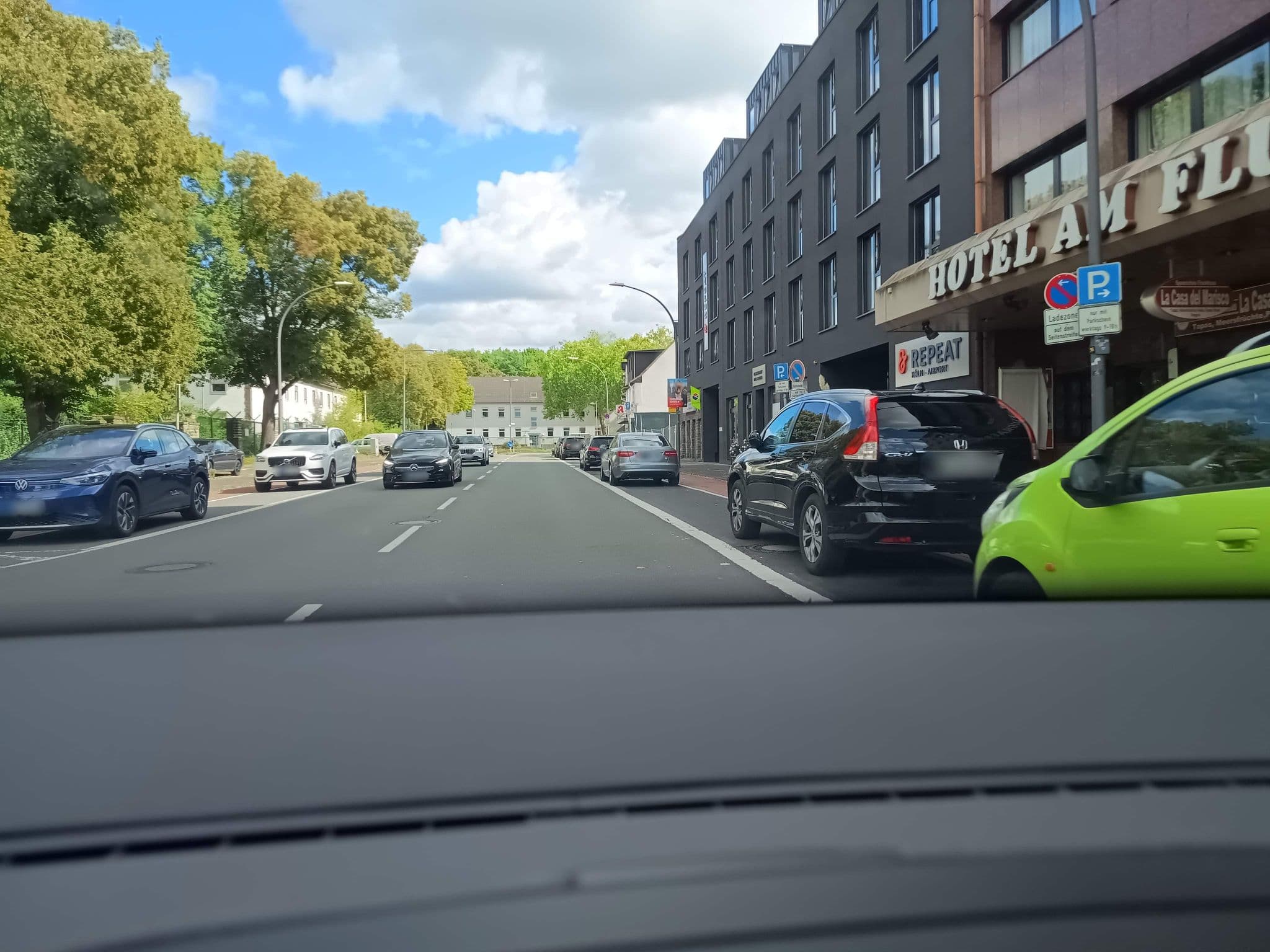 Street view near Hotel am Flughafen, Wahn-Heide — © zuse (CC BY-SA · Mapillary)