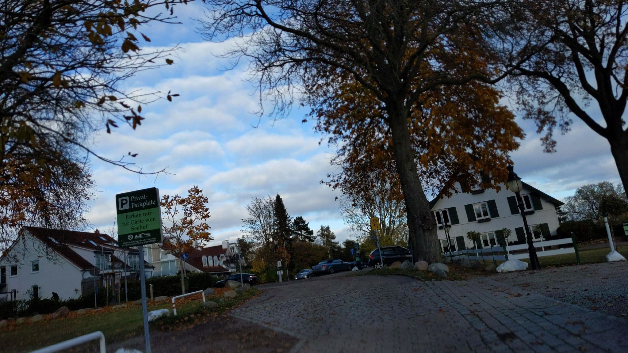 Street view near Apparthotel Seehof, Sierksdorf — © rasmustravemnd (CC BY-SA · Mapillary)
