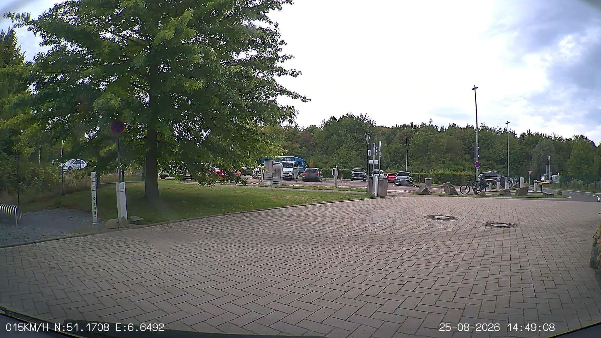 Street view near Hotel Fire & Ice, Neuss — © heetENkoel (CC BY-SA · Mapillary)