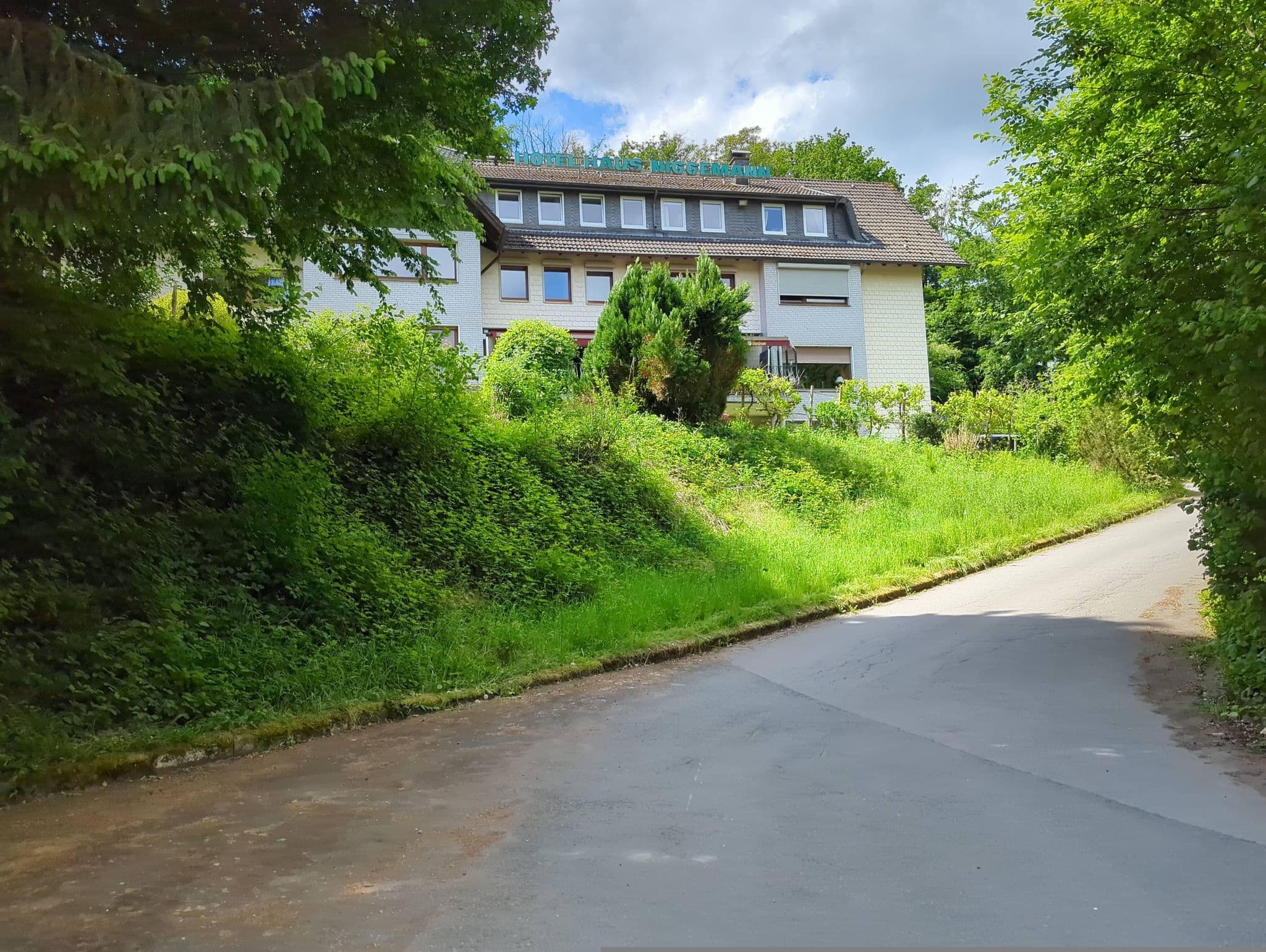 Street view near Haus Niggemann, Hattingen — © hotteliene (CC BY-SA · Mapillary)