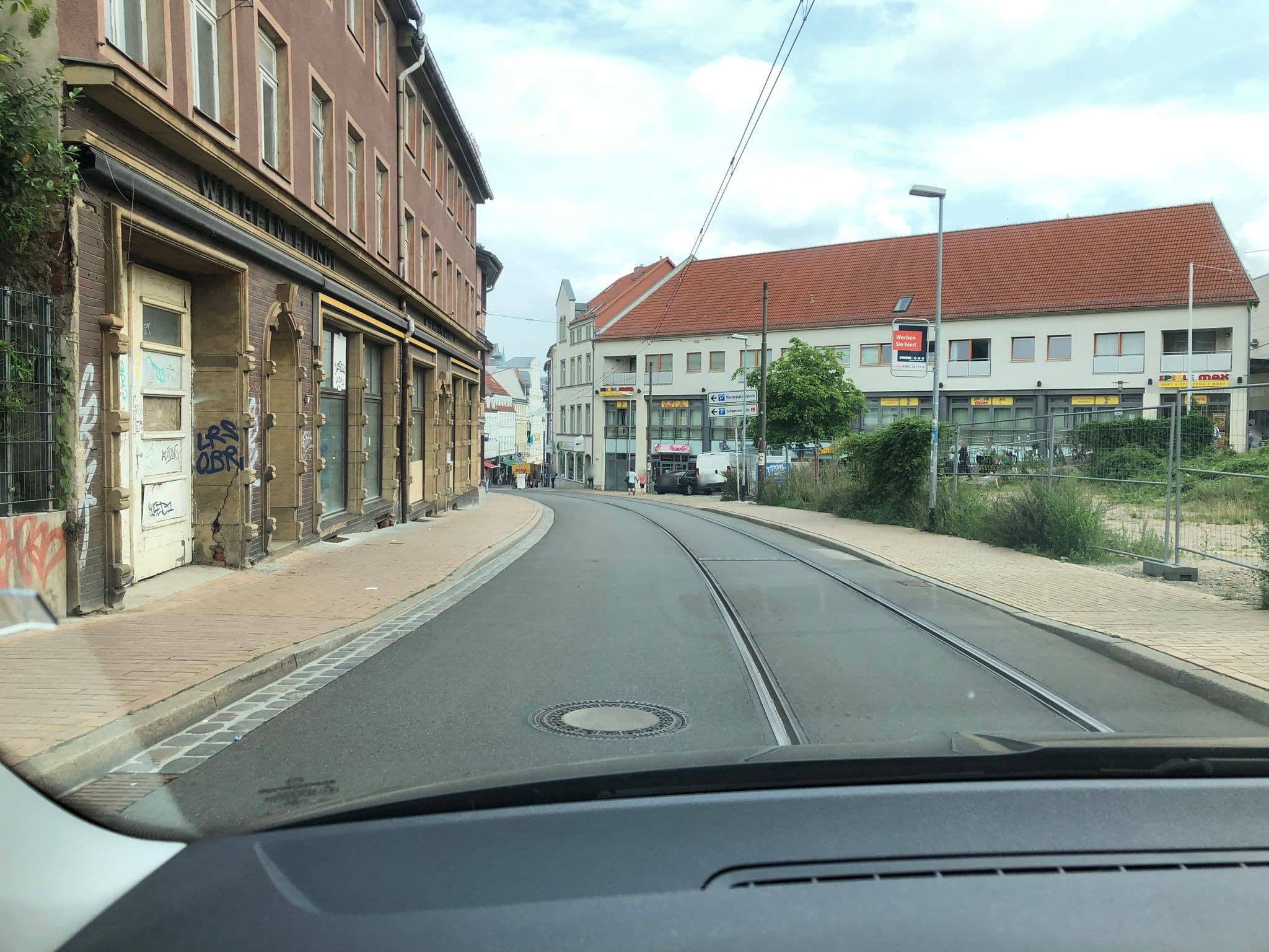 Street view near Ferienwohnung am Schlossparkcenter, Schwerin — © hearby1611 (CC BY-SA · Mapillary)