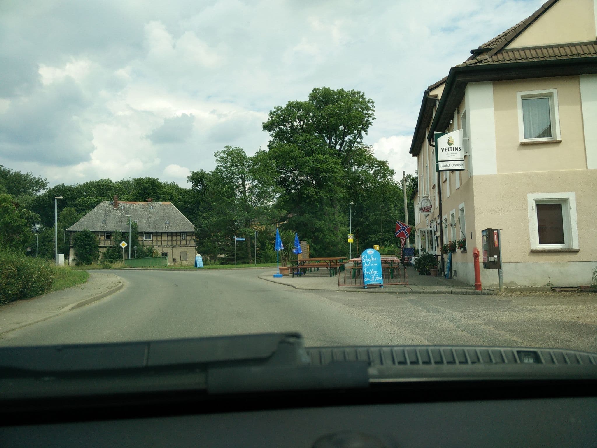 Street view near Das Kleine Landhotel, Bad Lausick — © shogun (CC BY-SA · Mapillary)