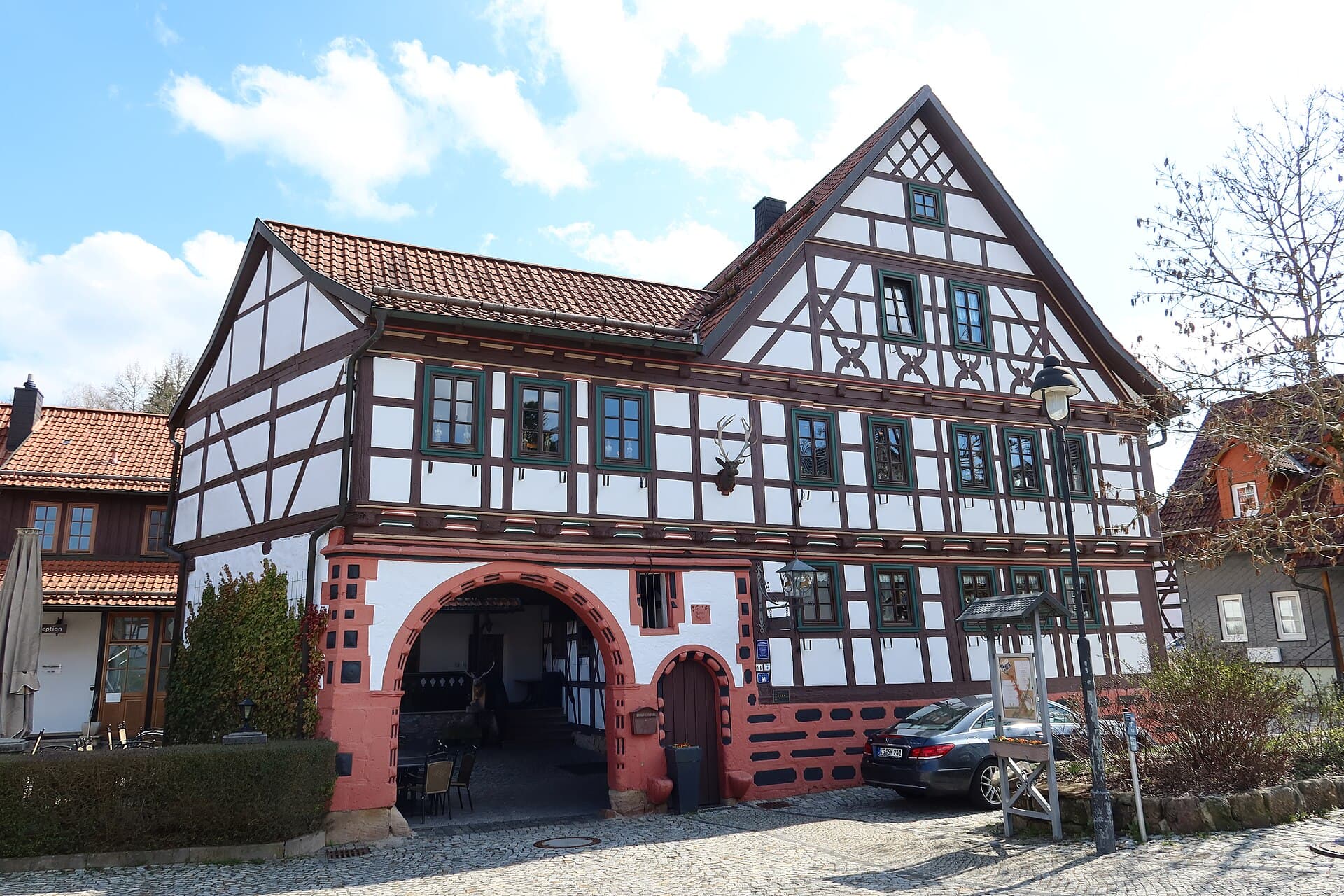 Goldener Hirsch (via Wikimedia Commons, CC BY-SA 4.0)