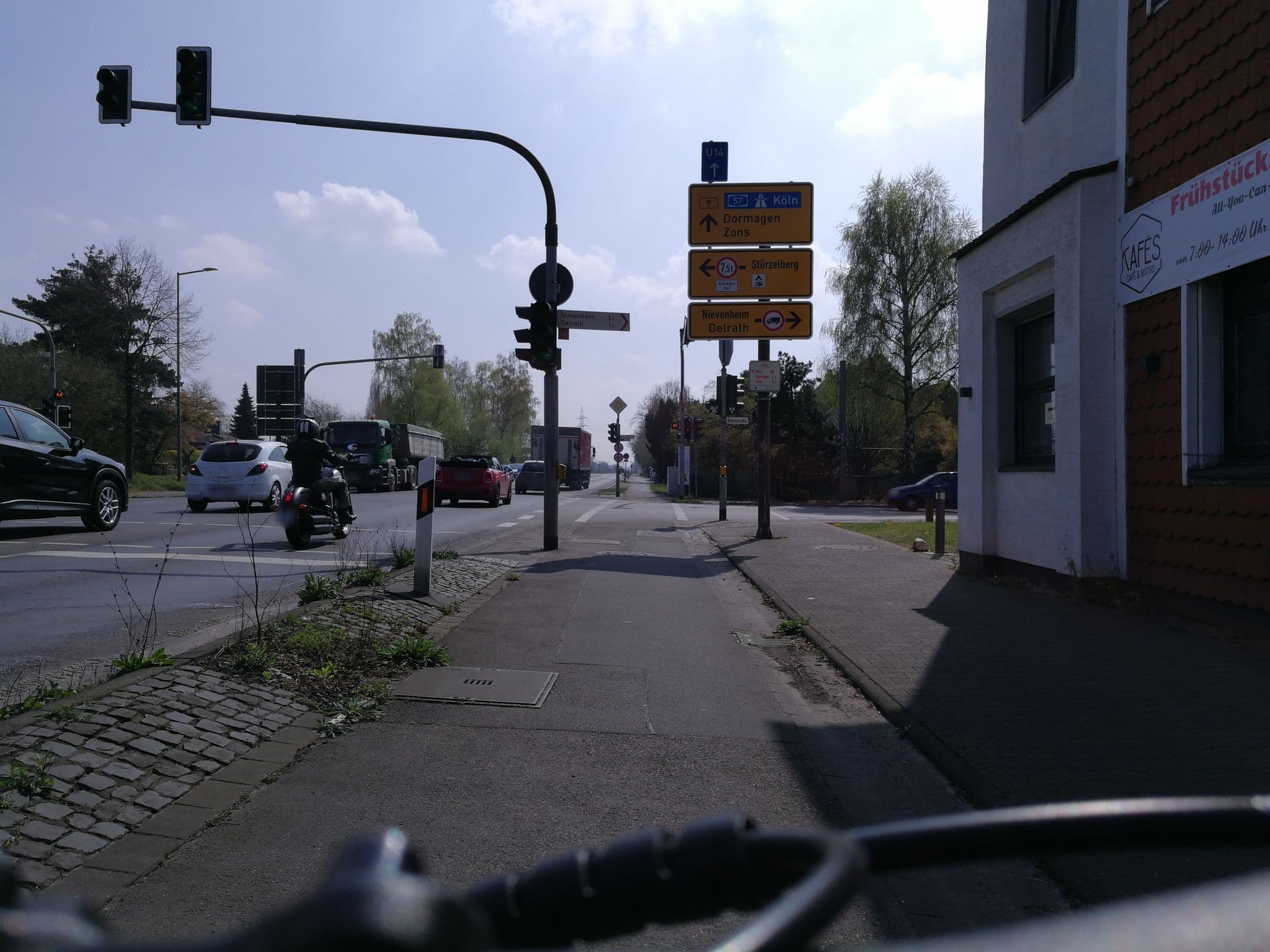 Street view near Rheinischer Hof, Zons — © jenz (CC BY-SA · Mapillary)