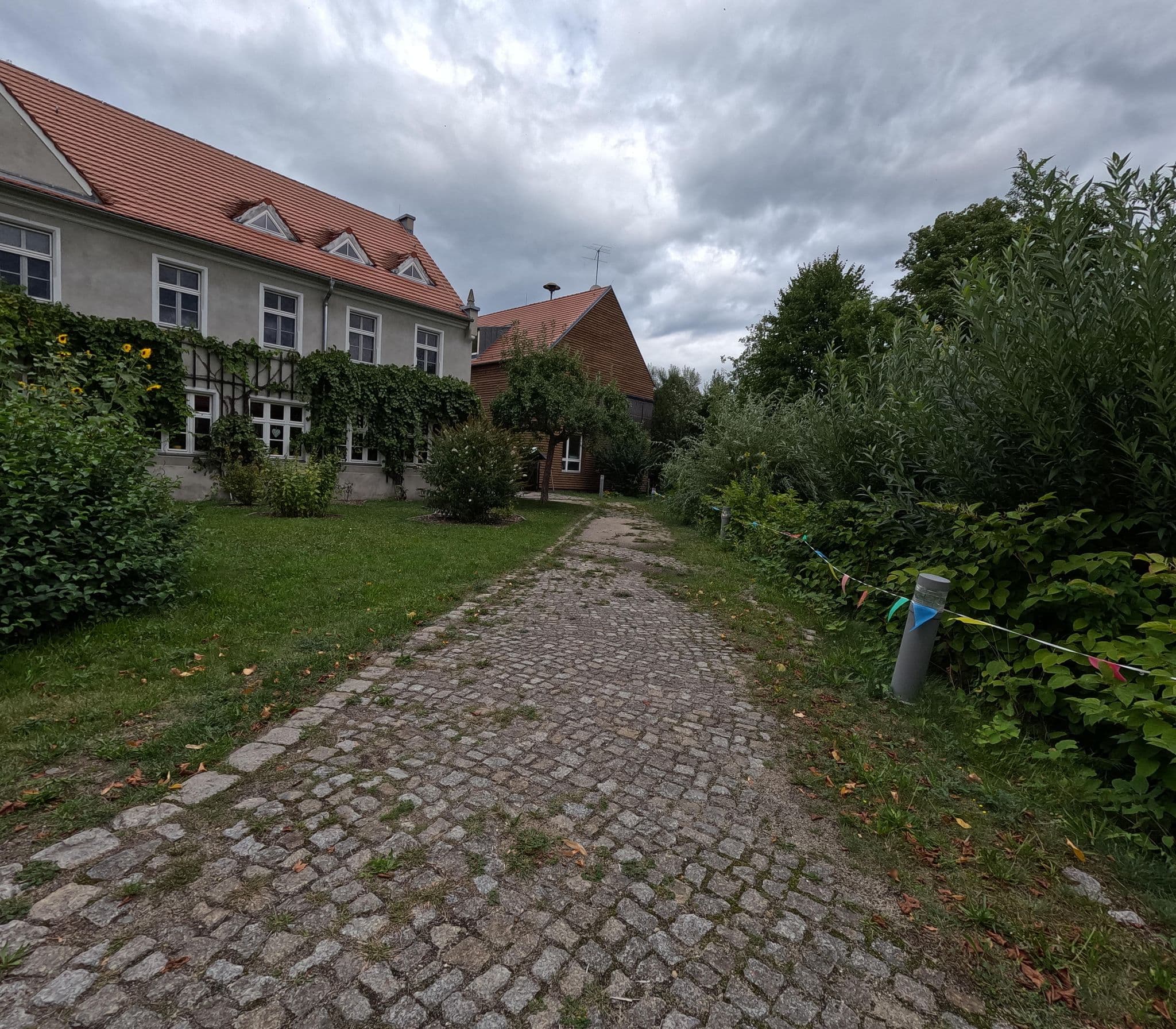 Street view near Schullandhein Grüngräbchen, Schwepnitz — © Suricata (CC BY-SA · Mapillary)