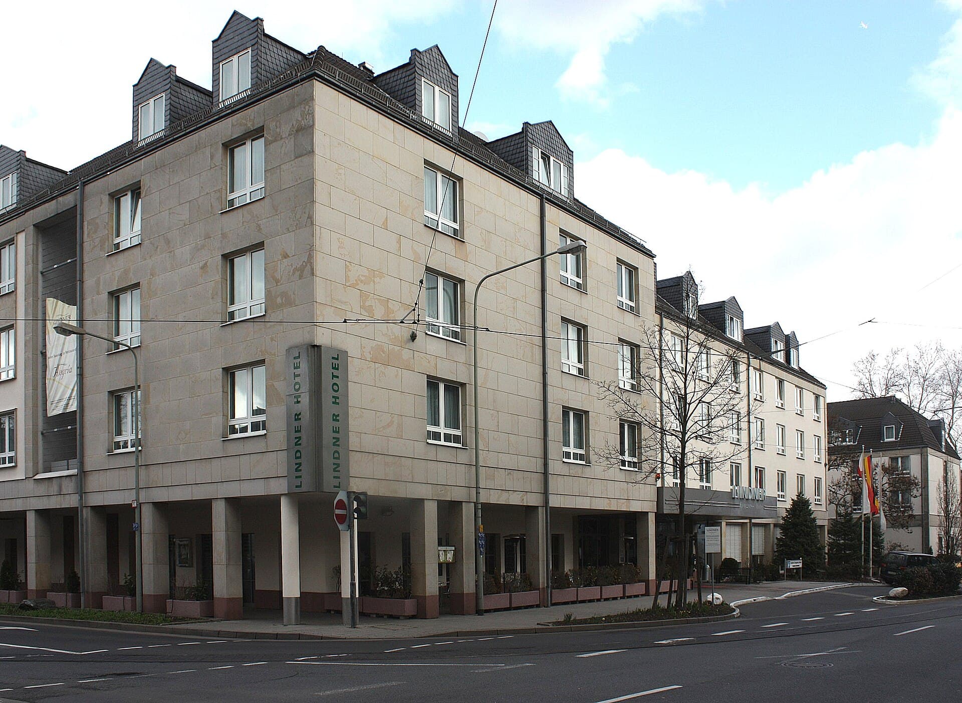 Lindner Hotel Frankfurt Hochst (via Wikimedia Commons, CC BY 3.0)