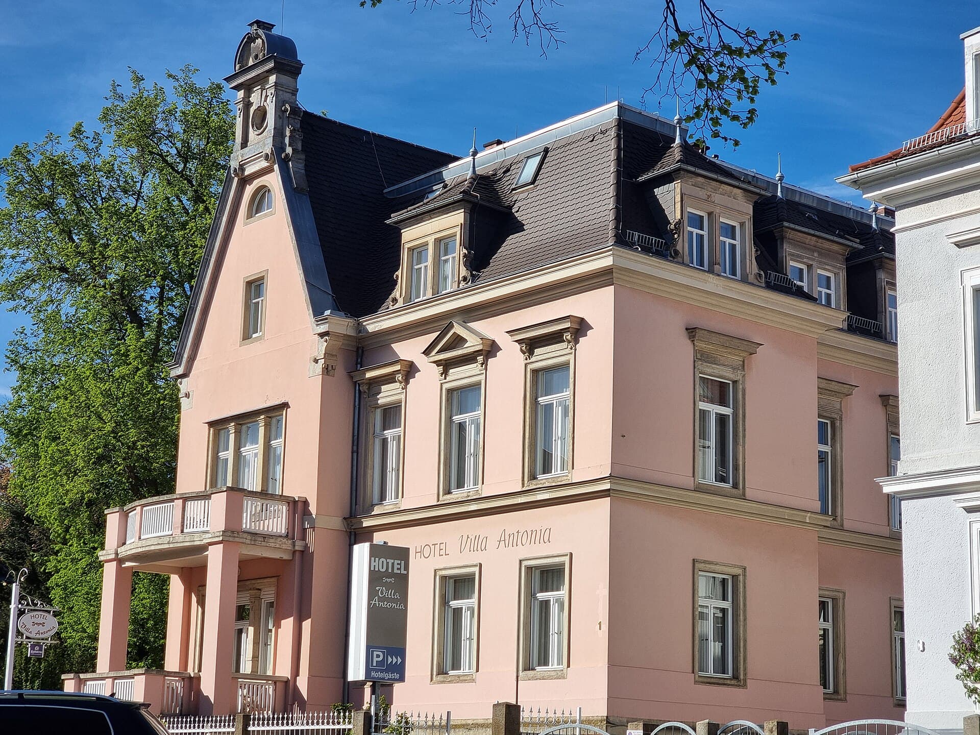 Villa Antonia (via Wikimedia Commons, CC BY-SA 4.0)