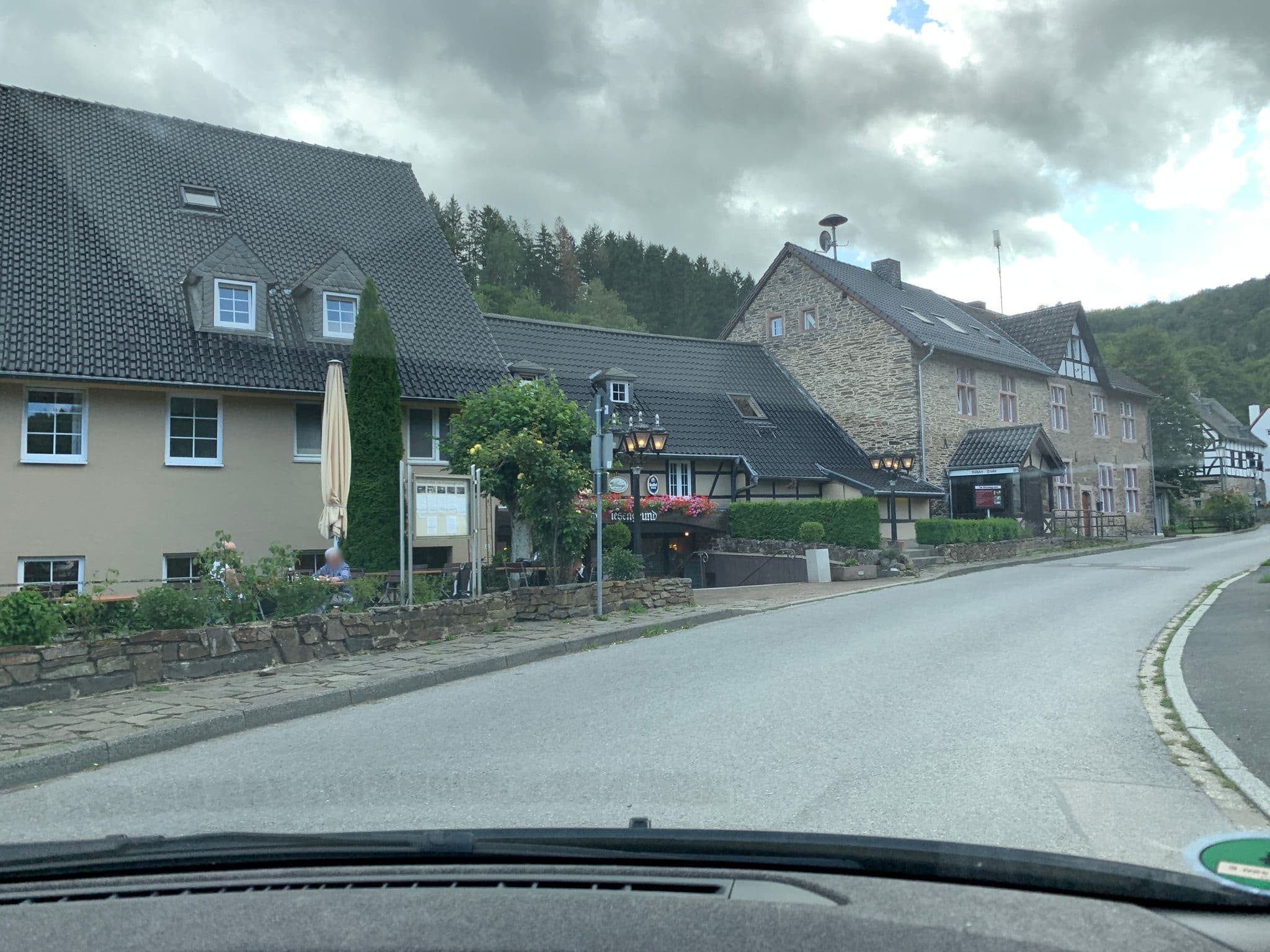 Street view near Waldhotel Im Wiesengrund, Simmerath — © noel (CC BY-SA · Mapillary)
