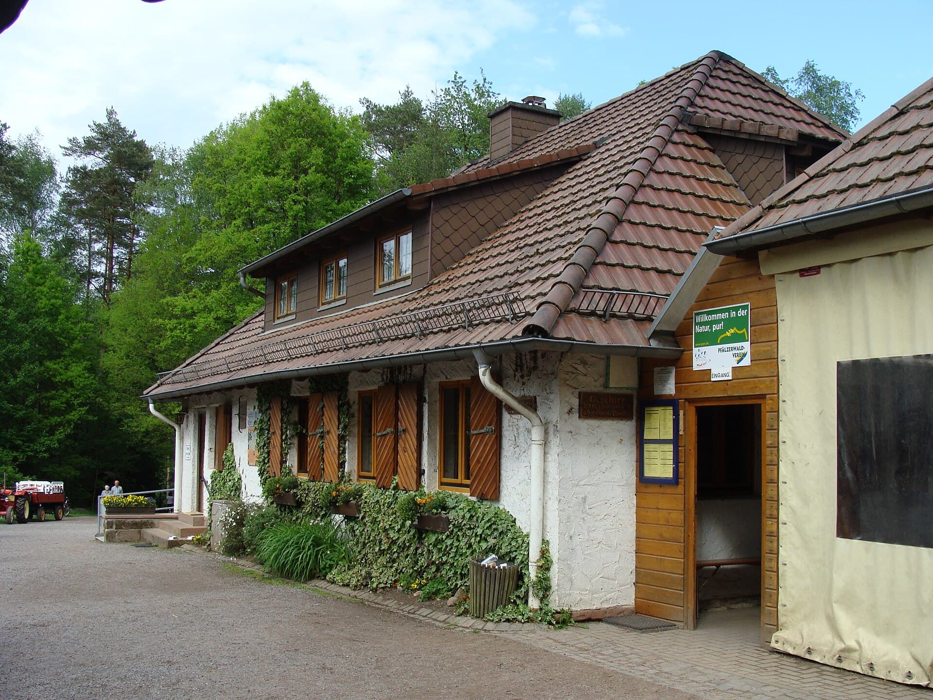 PWV Dahner Hütte (via Wikimedia Commons, CC0)