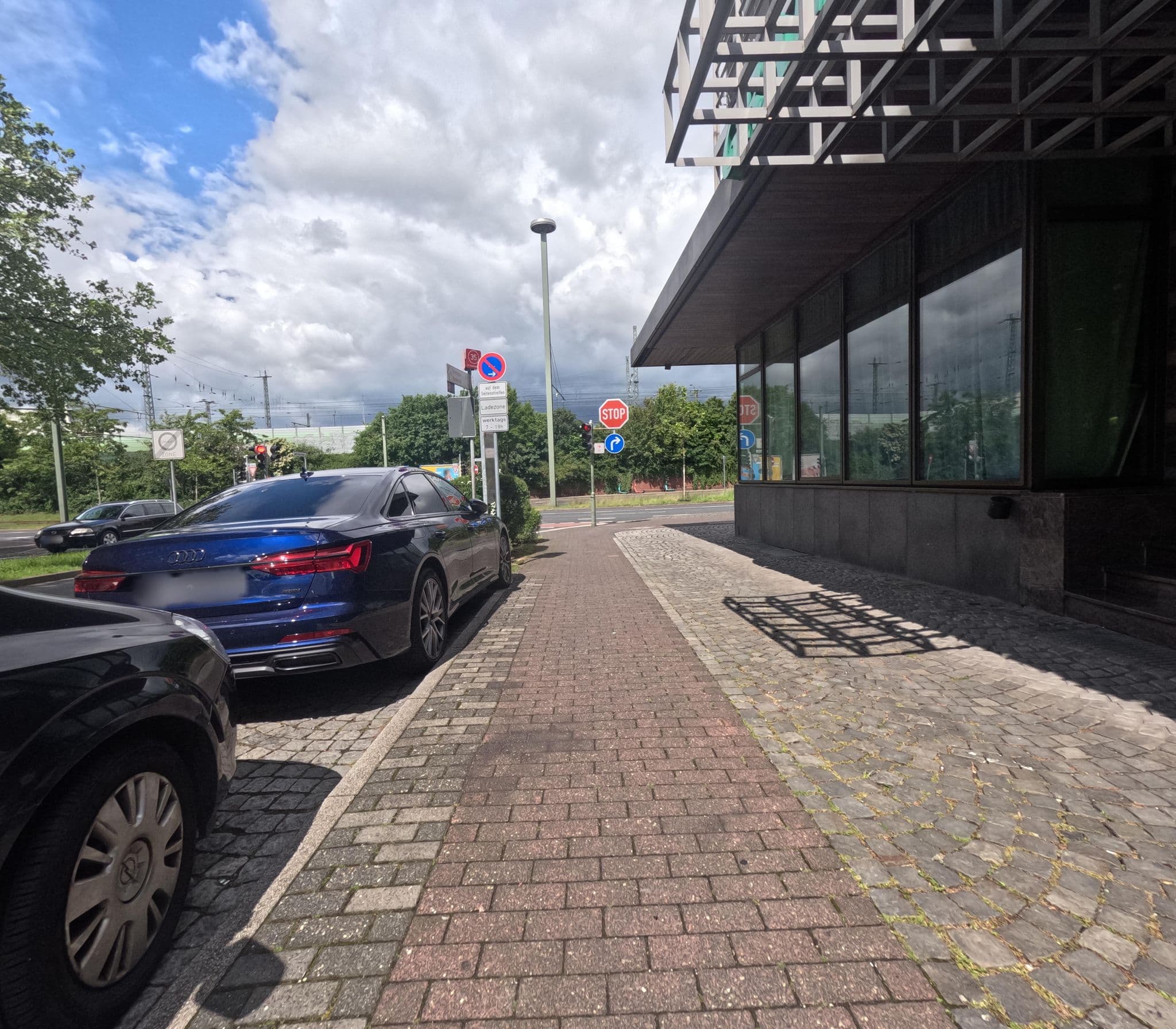 Street view near Proventhotel Mirage, Neuss — © rempshaener (CC BY-SA · Mapillary)
