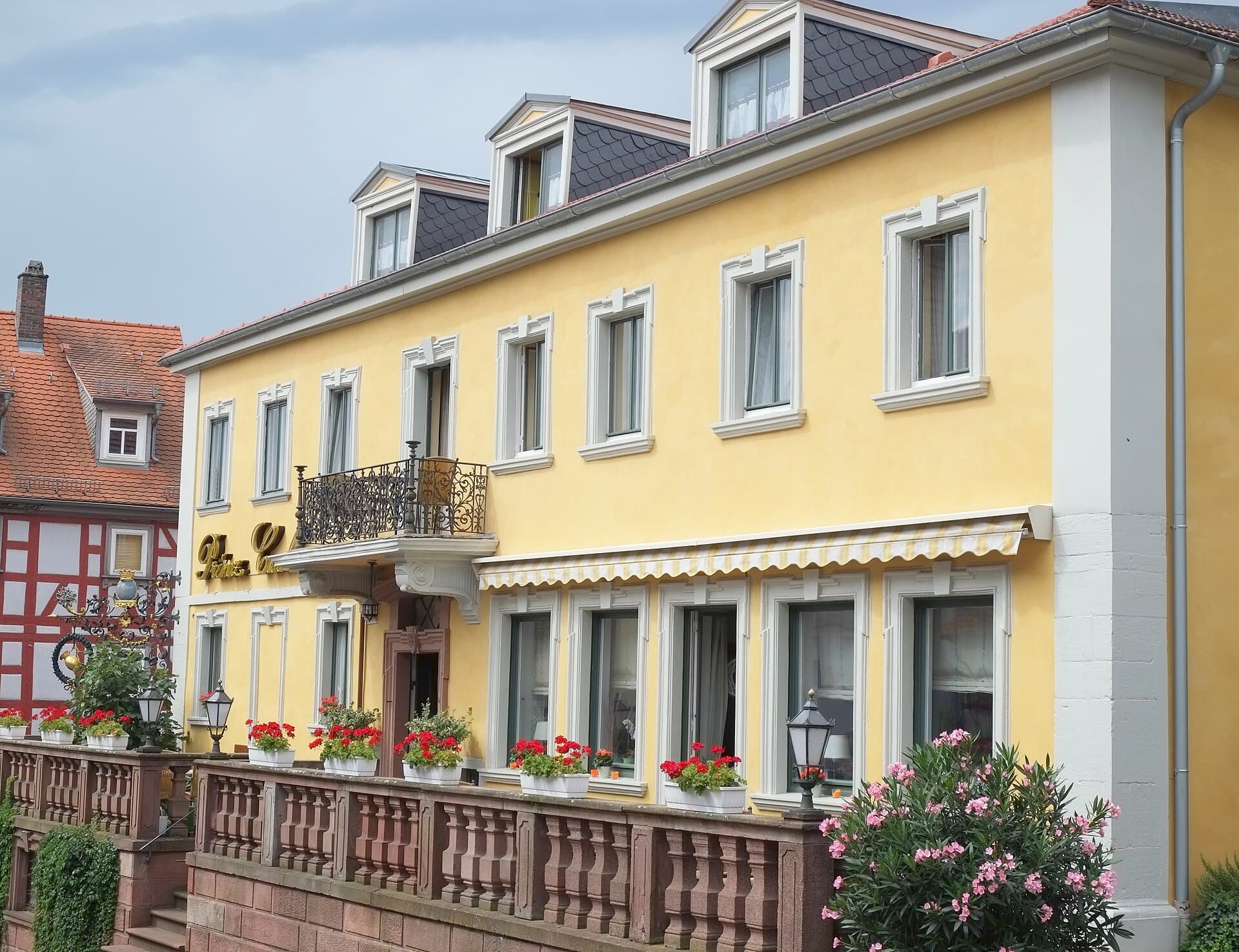 Hotel Prinz Carl (via Wikimedia Commons, CC BY-SA 3.0)