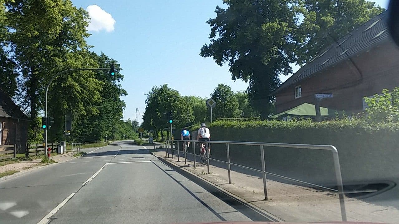 Street view near Kleines Motel, Reinbek — © tian (CC BY-SA · Mapillary)