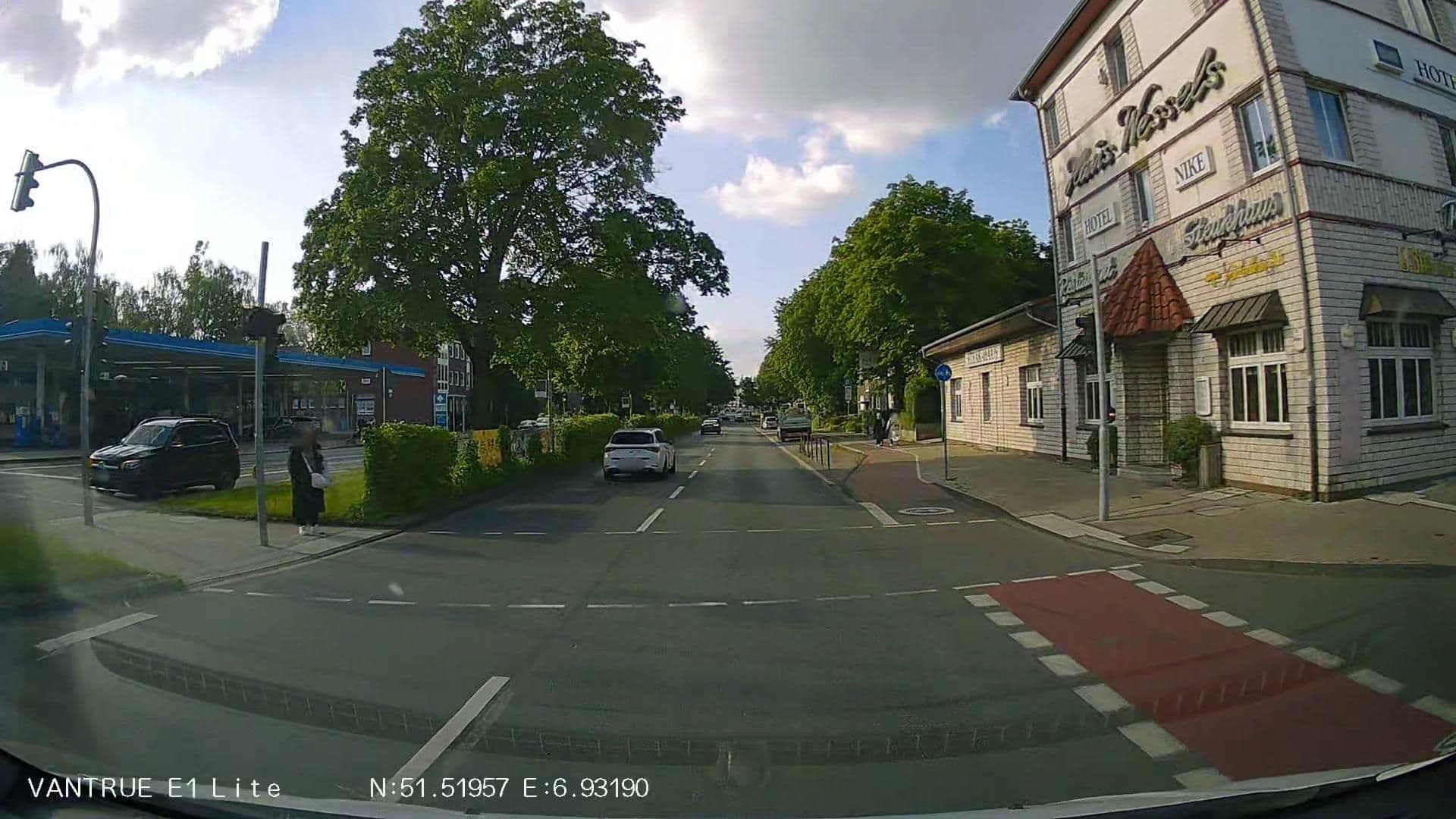 Street view near Hotel Nike, Bottrop — © Hightower- (CC BY-SA · Mapillary)