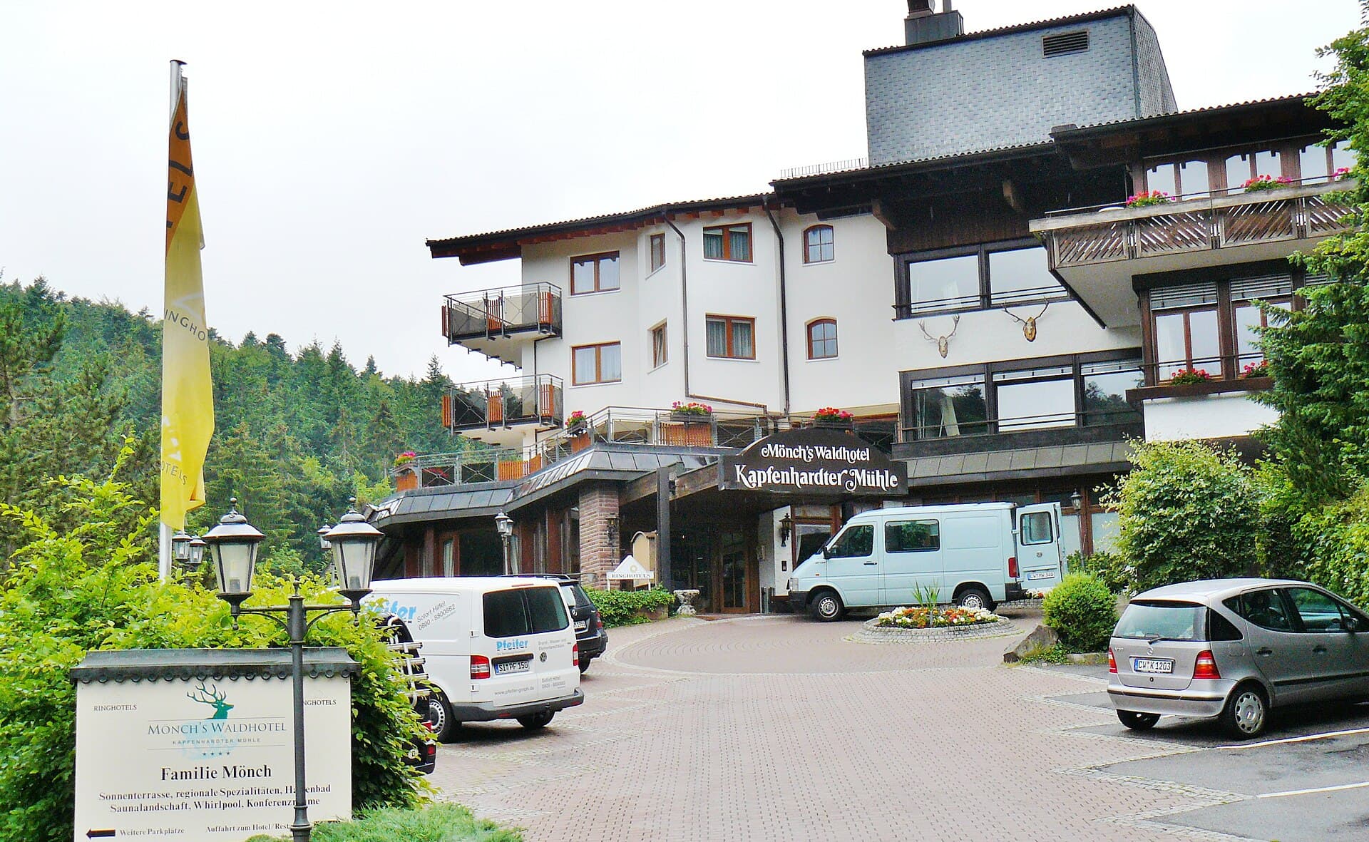 Ringhotel Mönch's Waldhotel (via Wikimedia Commons, CC BY 3.0)
