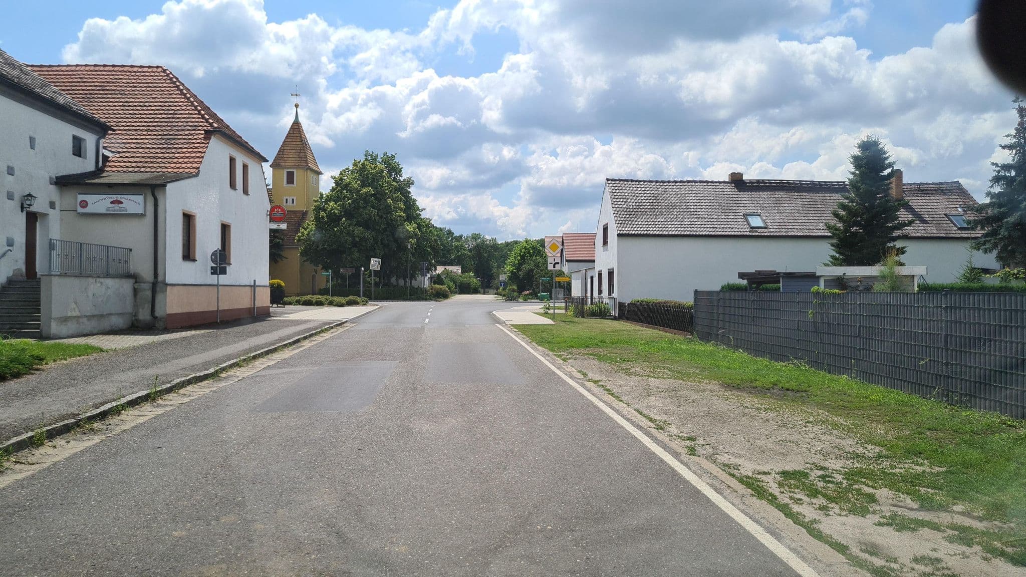 Street view near Mareens Landhotel und Steakhaus, Senftenberg — © dsmm (CC BY-SA · Mapillary)