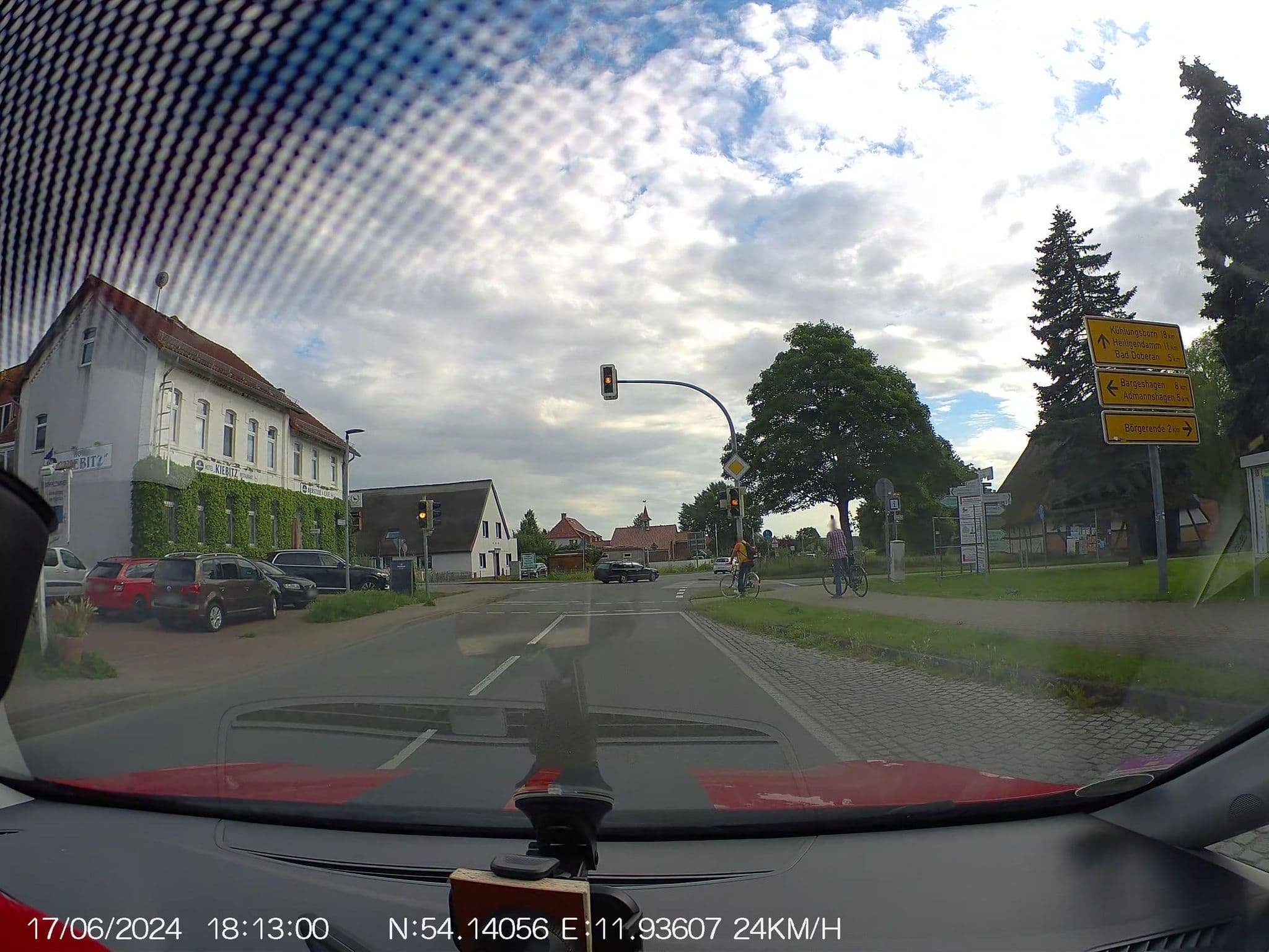 Street view near Gasthof Kiebitz, Börgerende-Rethwisch — © AR88 (CC BY-SA · Mapillary)
