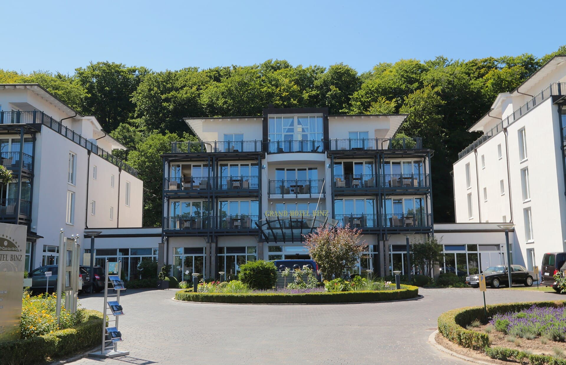 Grand Hotel Binz (via Wikimedia Commons, CC BY-SA 3.0)