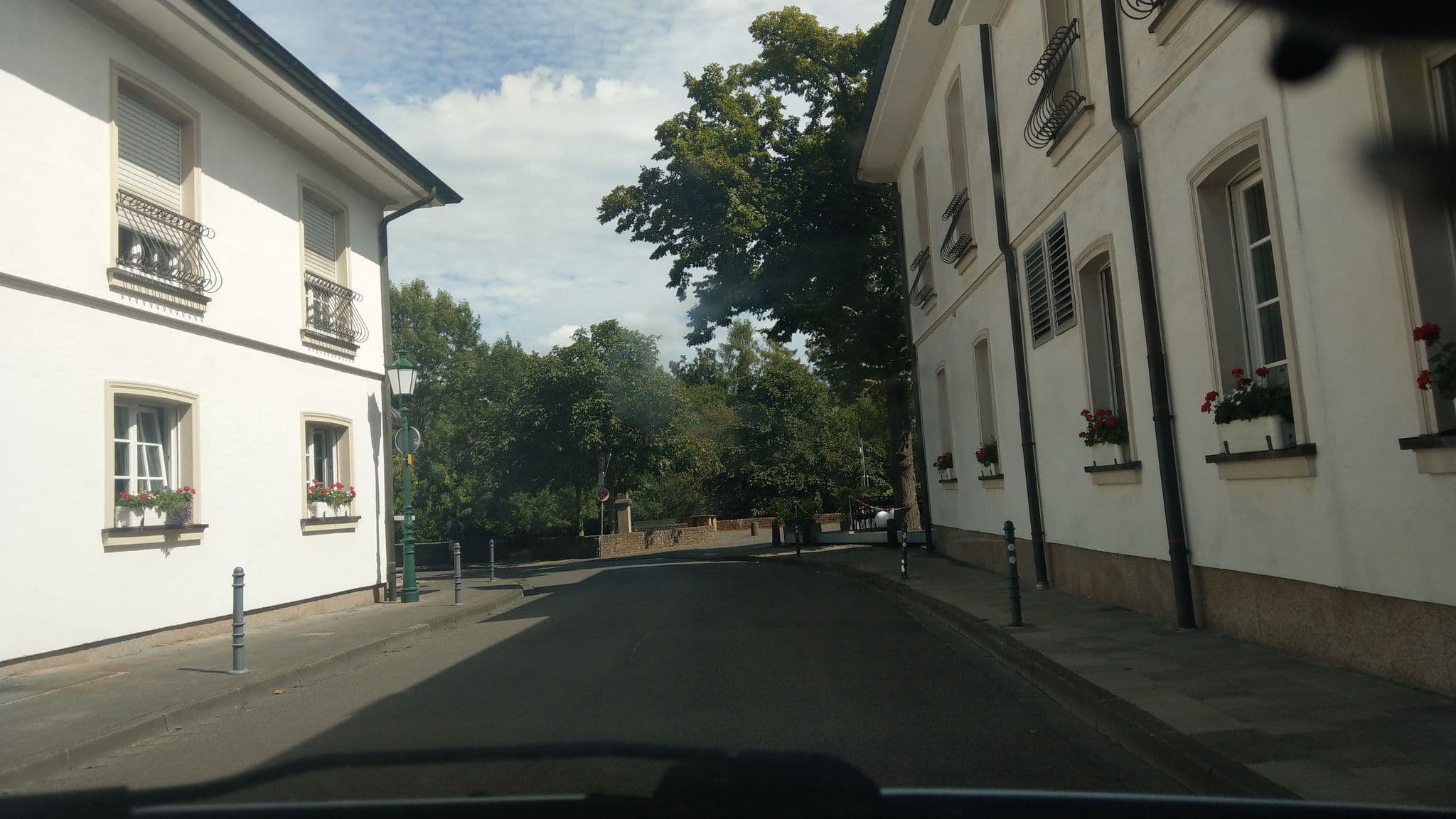 Street view near Hotel Schloss Friedestrom, Zons — © 5rmft (CC BY-SA · Mapillary)