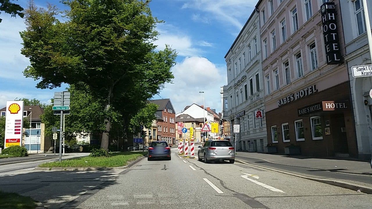 Street view near Rabe's Hotel, Kiel — © tian (CC BY-SA · Mapillary)