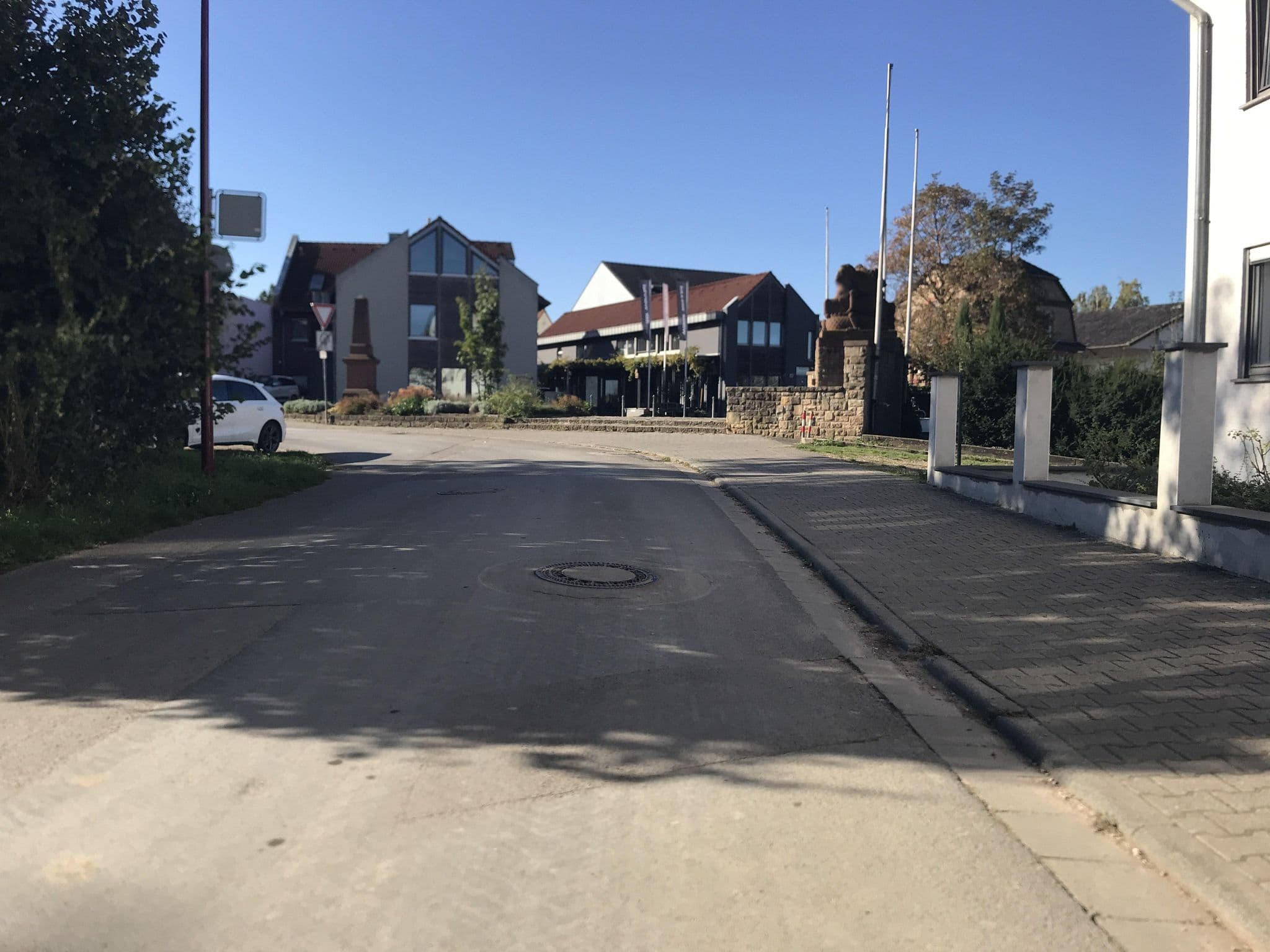 Street view near Hotel Ockenheim, Ockenheim — © miguel_andrade (CC BY-SA · Mapillary)