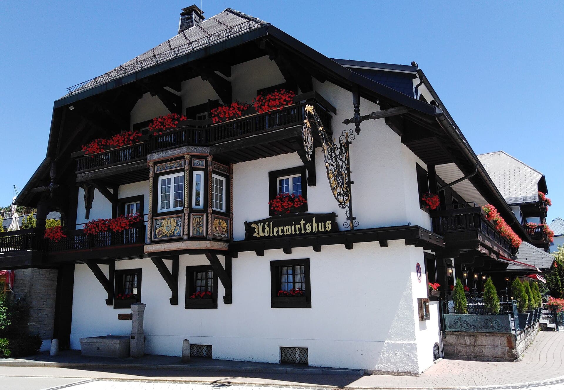 Hotel Adler Häusern (via Wikimedia Commons, CC BY-SA 4.0)