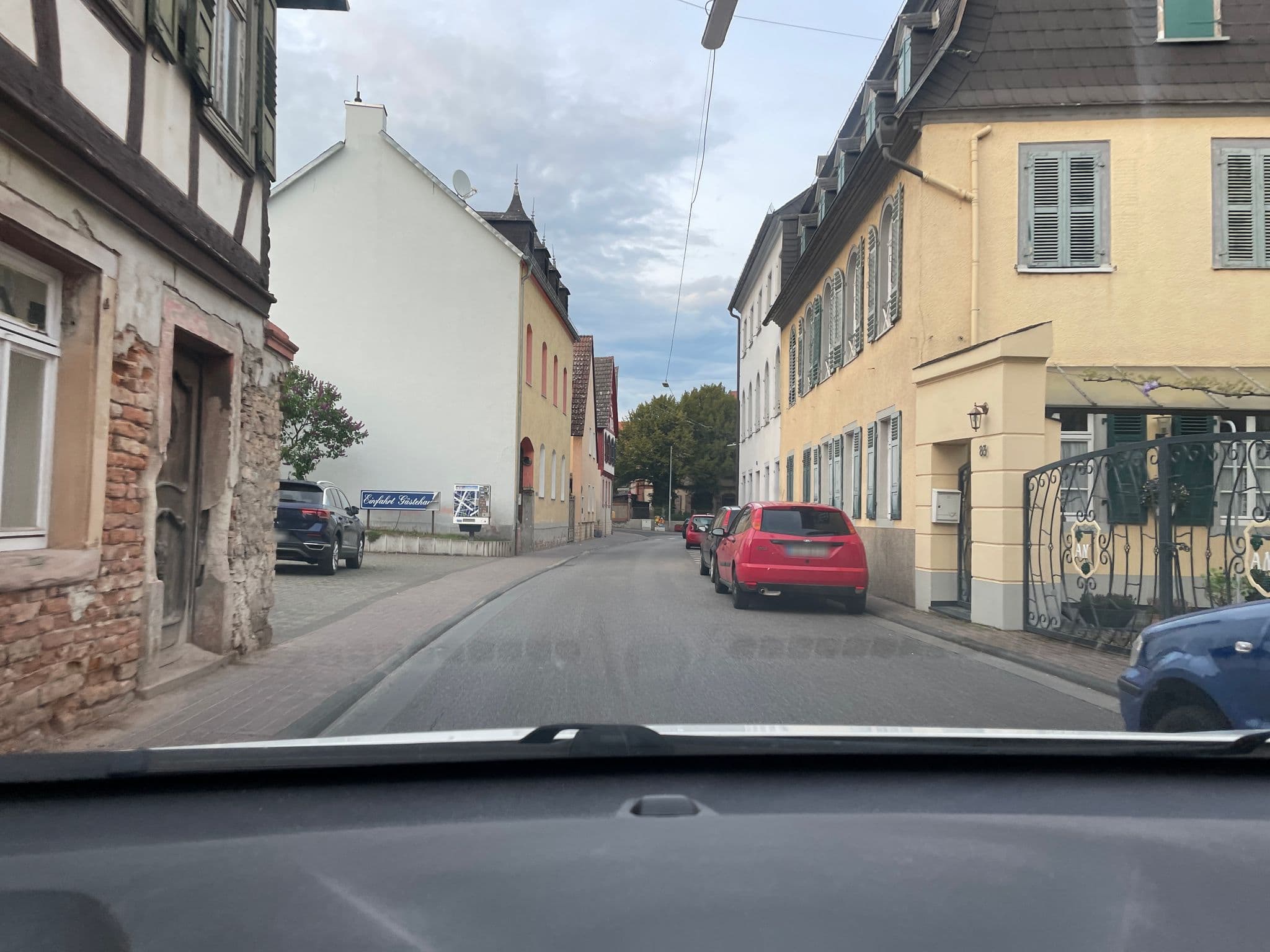 Street view near Gästehaus Weingut Strieth, Geisenheim — © user4245 (CC BY-SA · Mapillary)