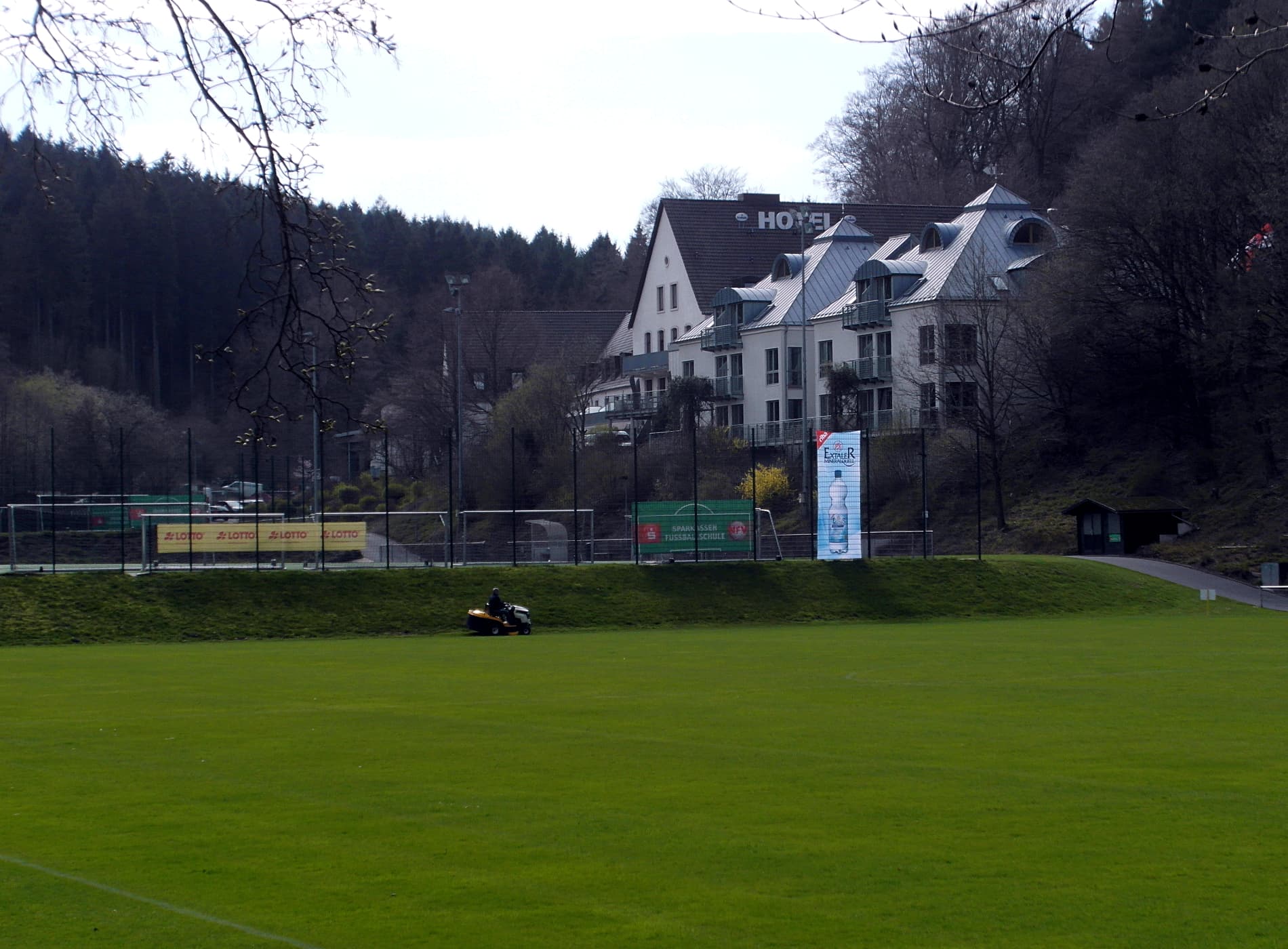 Sporthotel Fuchsbachtal (via Wikimedia Commons, CC BY-SA 4.0)