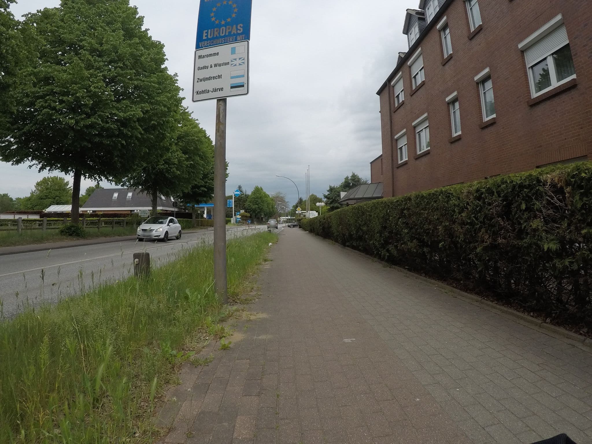 Street view near Hotel Heuberg, Langenhorn — © veloroute_hamburg (CC BY-SA · Mapillary)