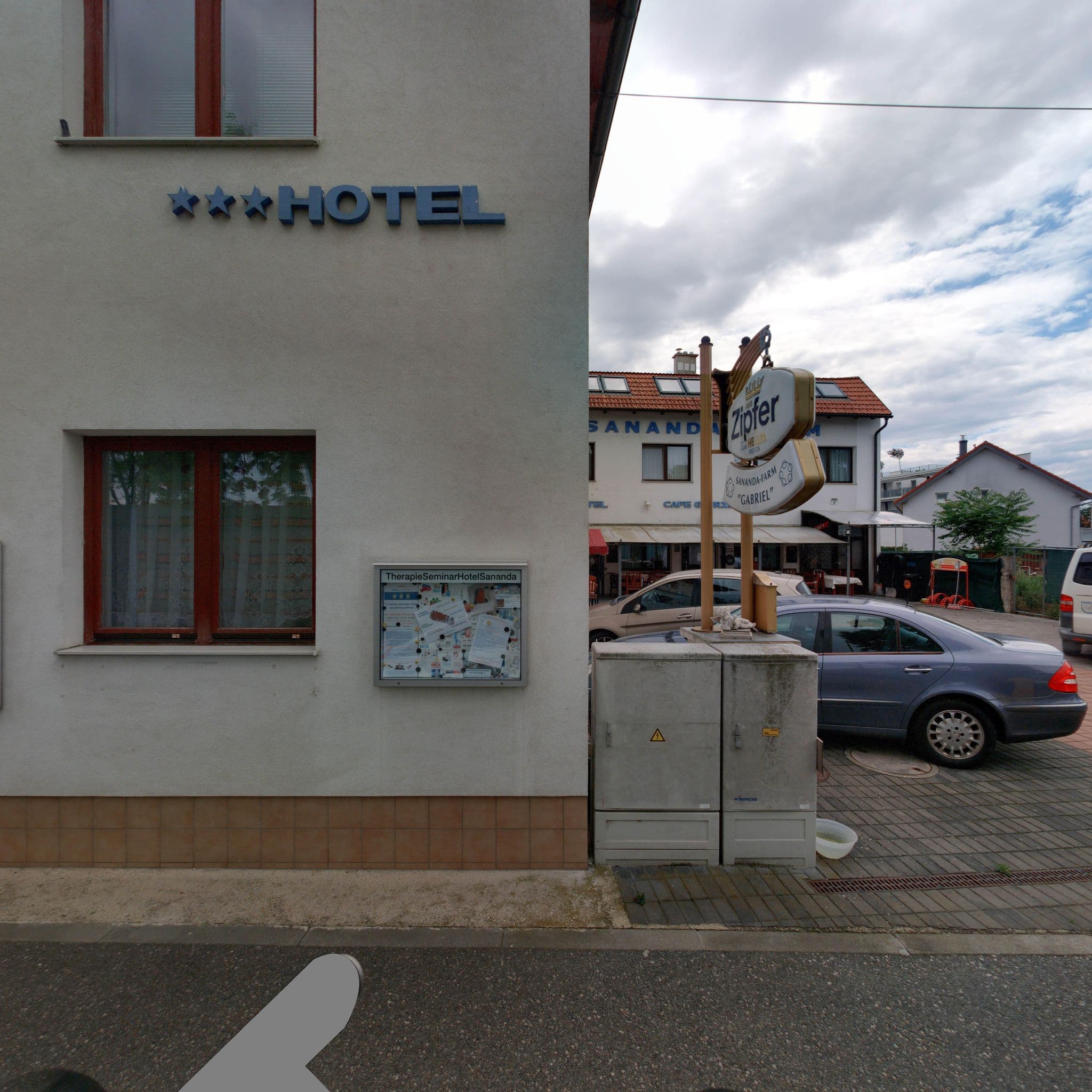 Street view near TherapieSeminarHotelSananda, Floridsdorf — © eliasgander (CC BY-SA · Mapillary)