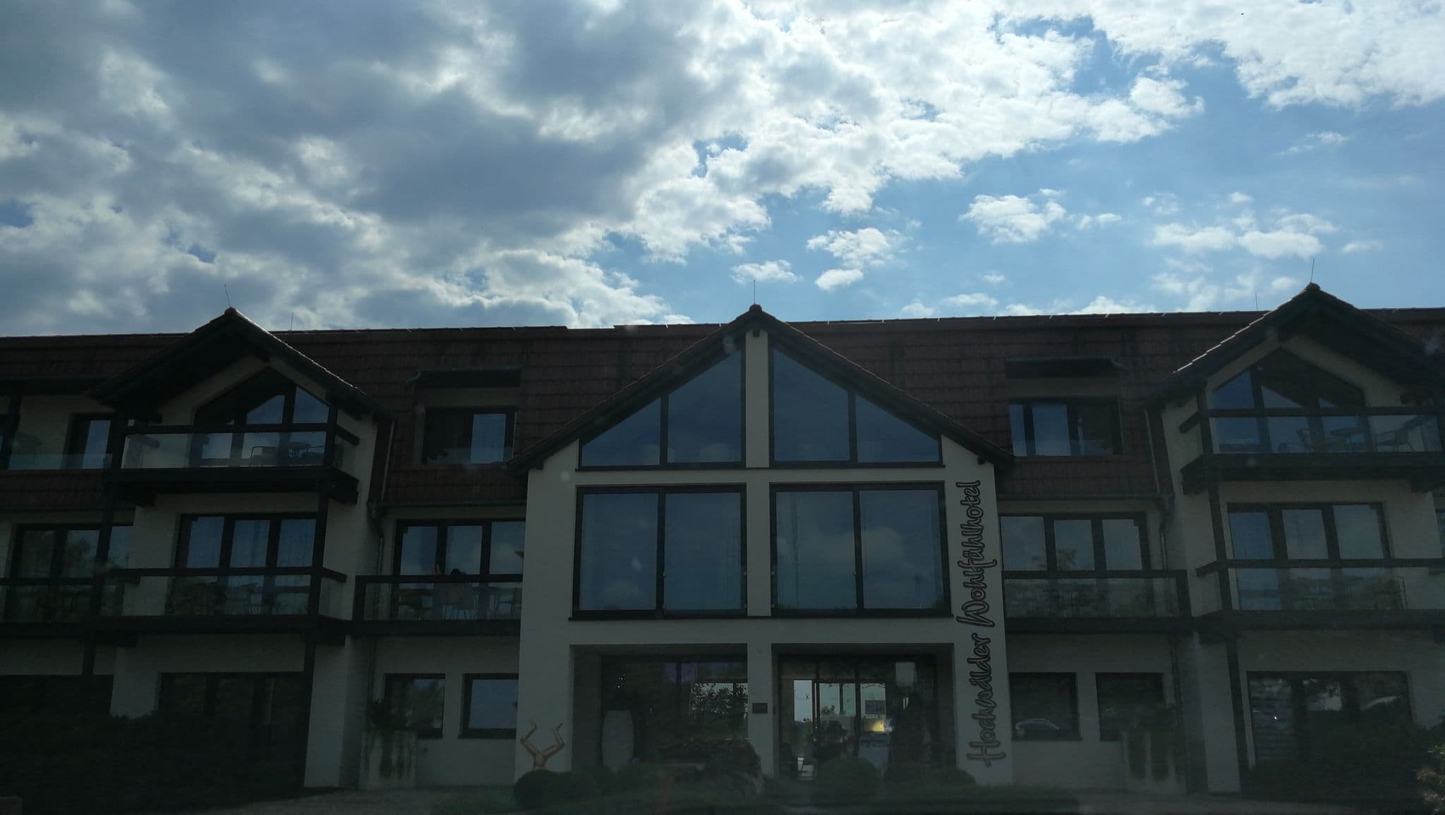 Street view near Hochwälder Wohlfühlhotel, Losheim — © kalla (CC BY-SA · Mapillary)