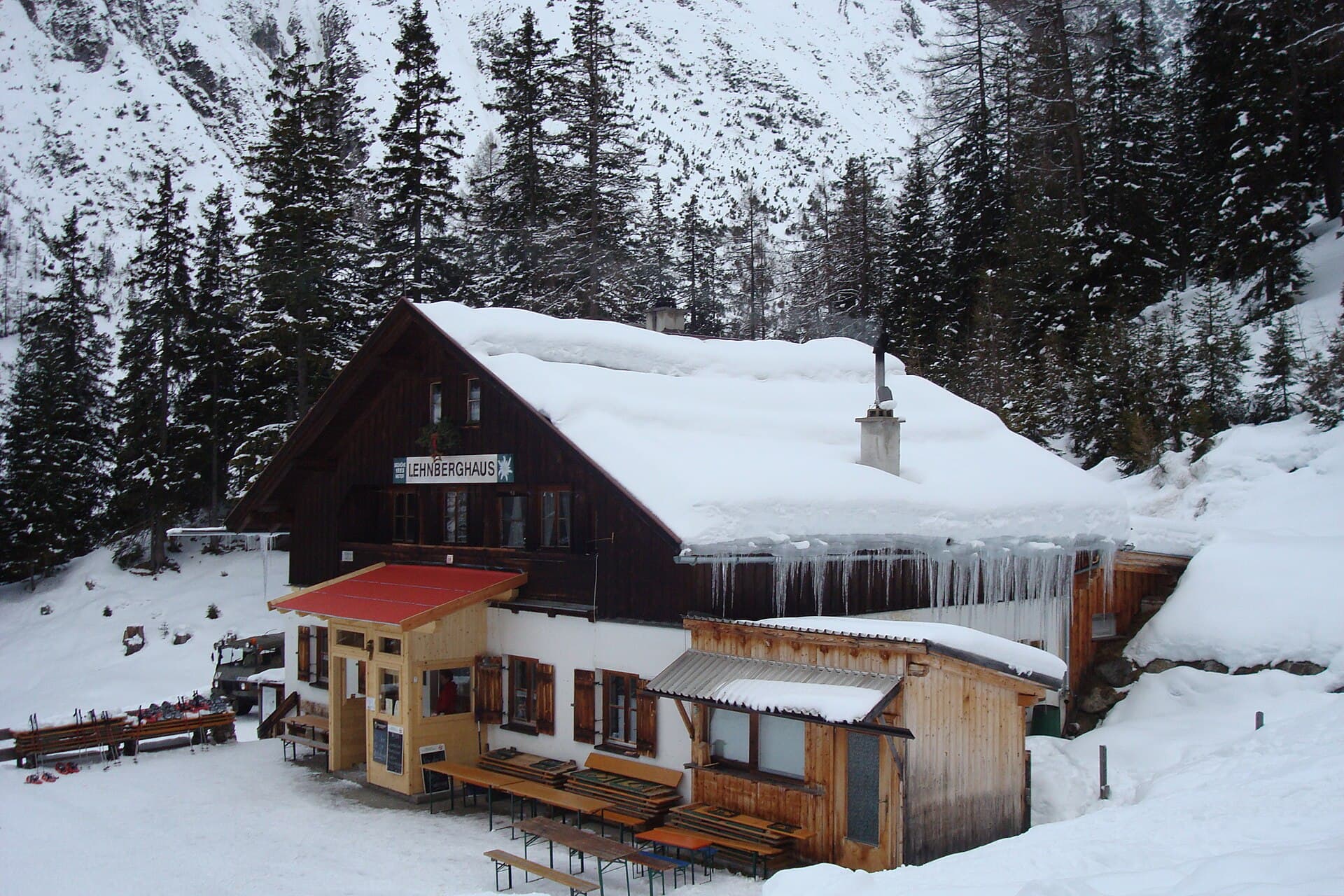 Lehnberghaus (via Wikimedia Commons, CC0)
