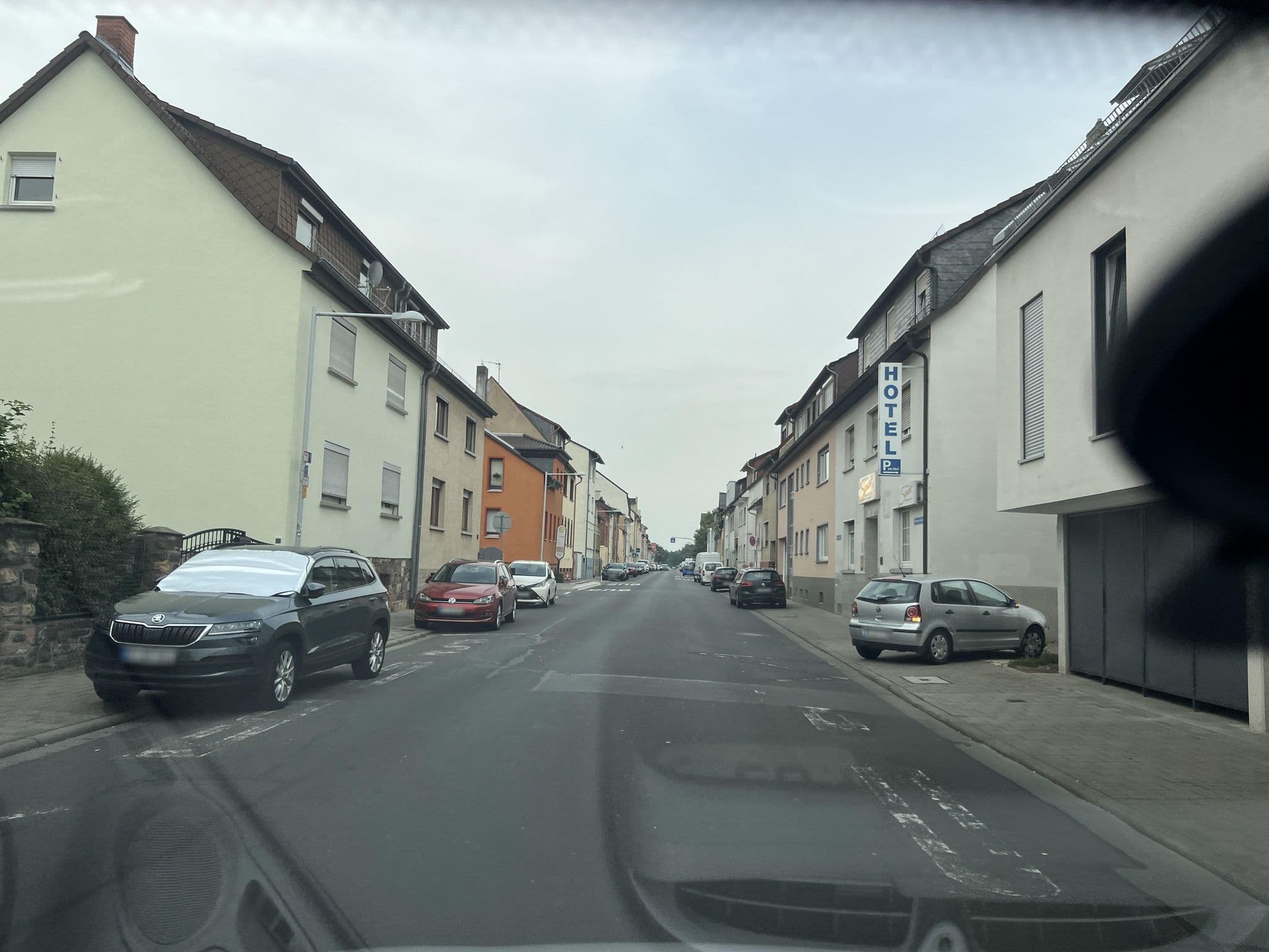 Street view near Hotel Sauer - Garni, Neu-Isenburg — © robffm (CC BY-SA · Mapillary)