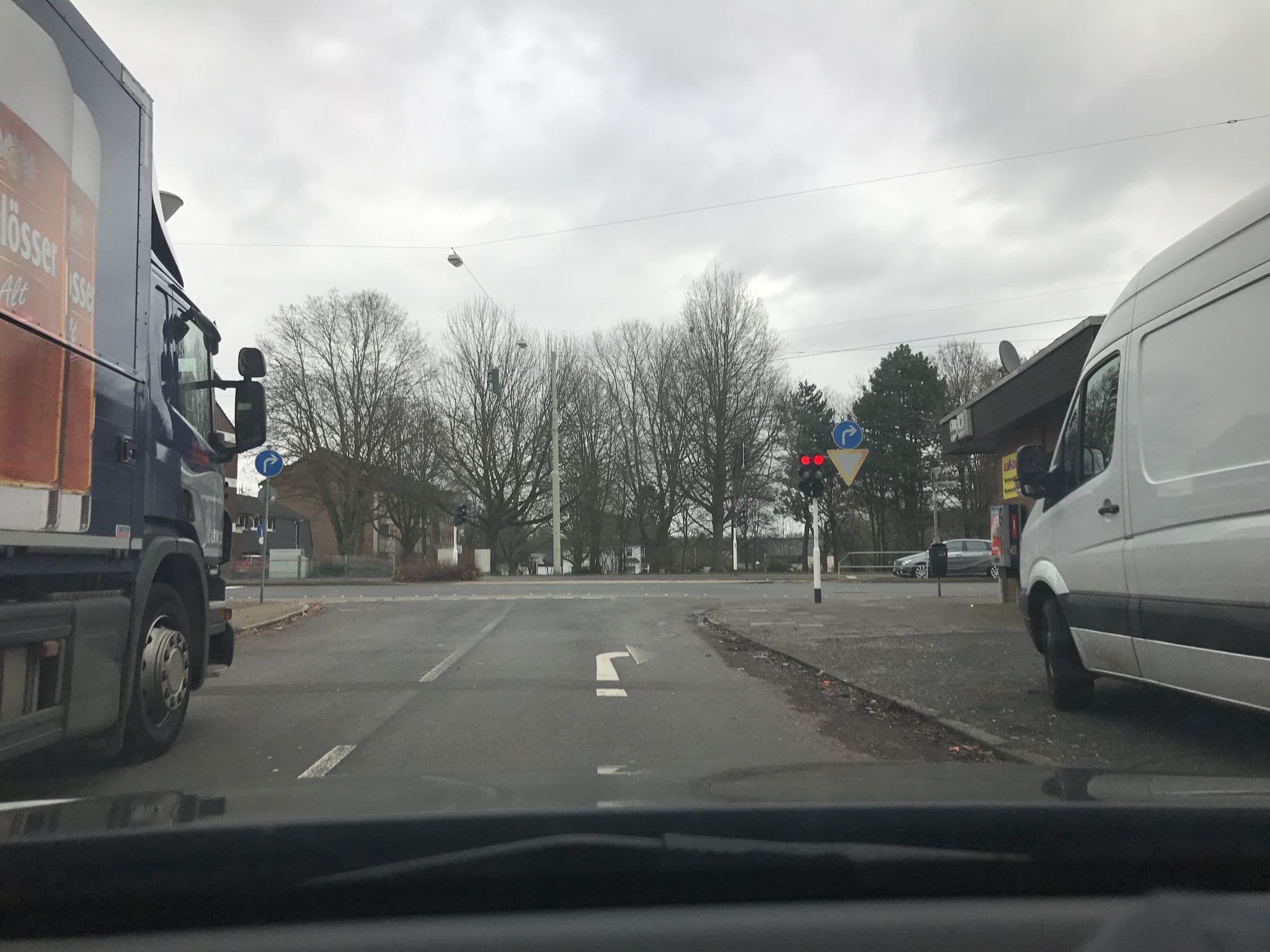Street view near Niederrheinischer Hof, Krefeld — © saschahaberkorn (CC BY-SA · Mapillary)
