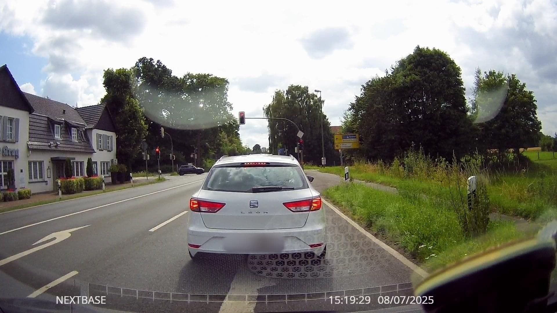 Street view near Parkhotel Bielefeld, Milse — © derlipper (CC BY-SA · Mapillary)