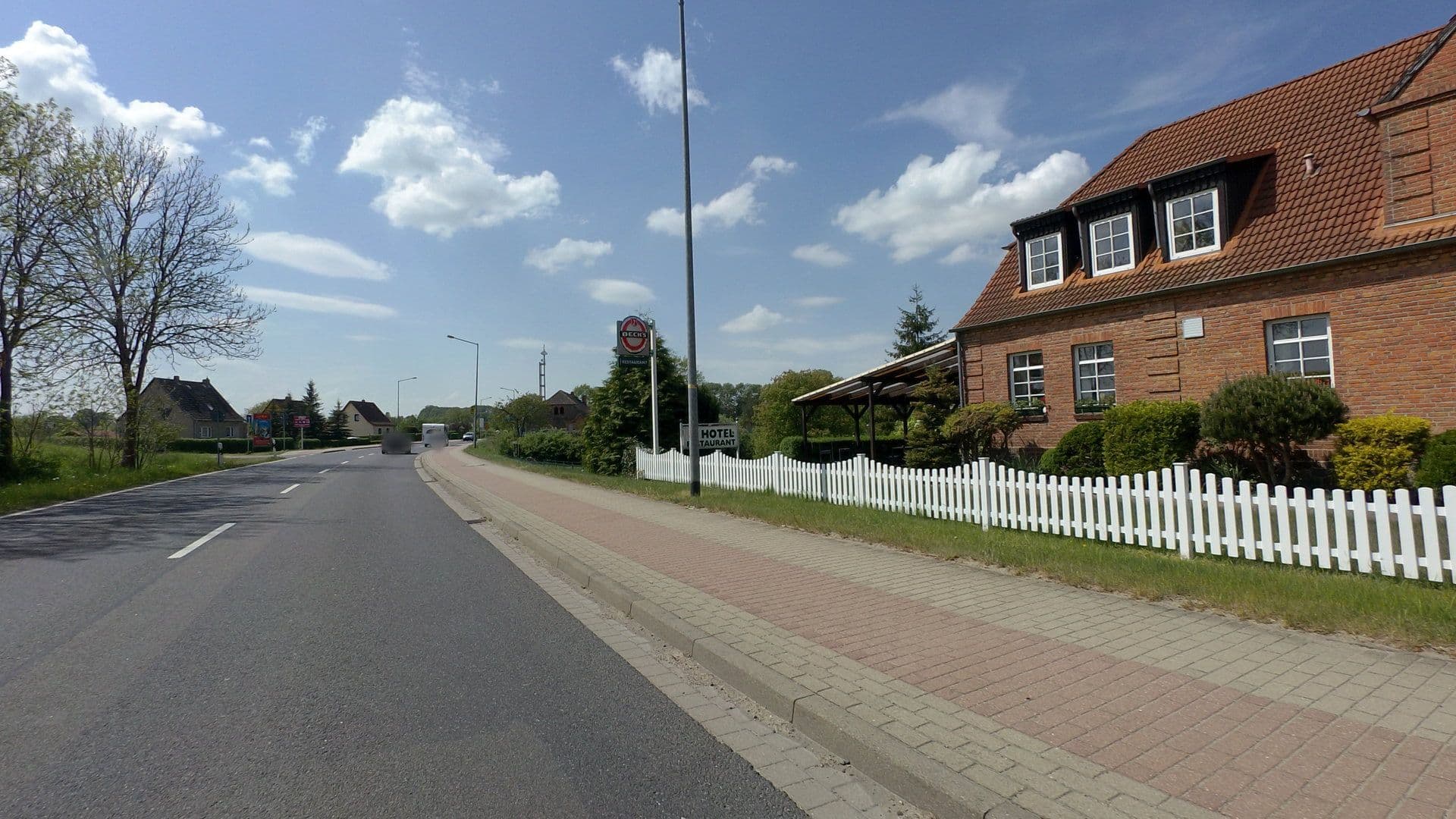 Street view near Zum Eichenhof, Möllenhagen — © moenk (CC BY-SA · Mapillary)