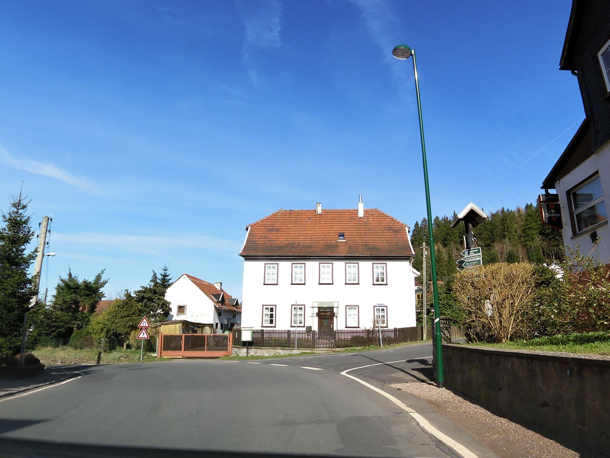 Street view near Zum Hirsch, Tabarz — © zoegglmeyr (CC BY-SA · Mapillary)