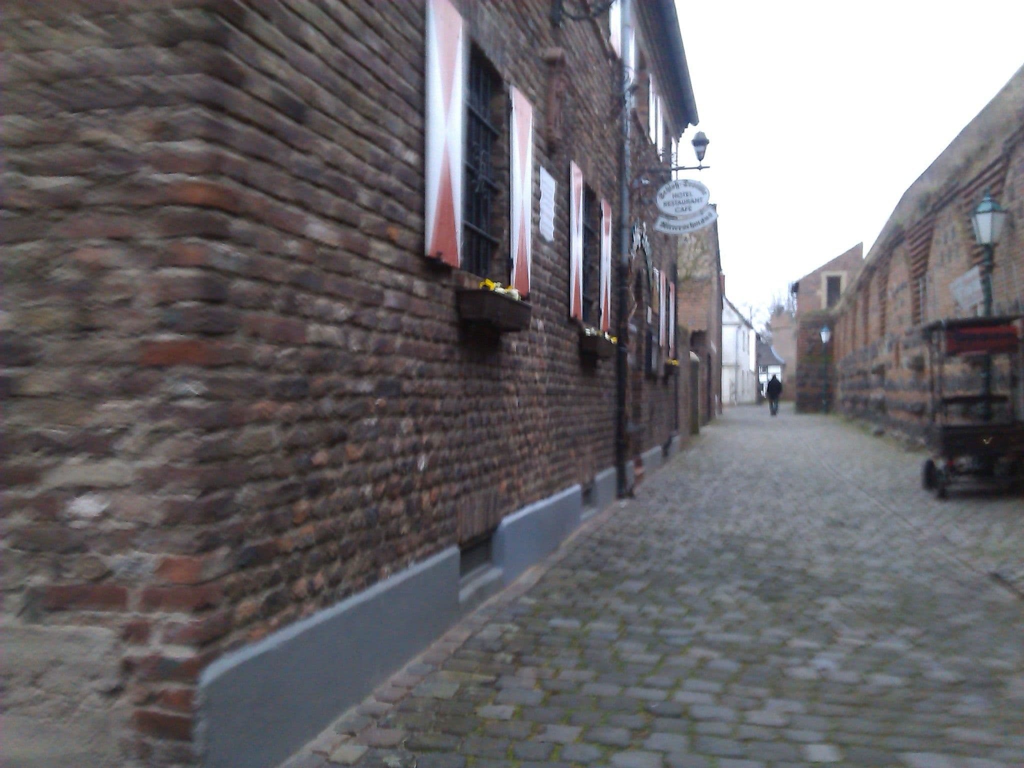 Street view near Schloss Destille, Zons — © changchun1 (CC BY-SA · Mapillary)