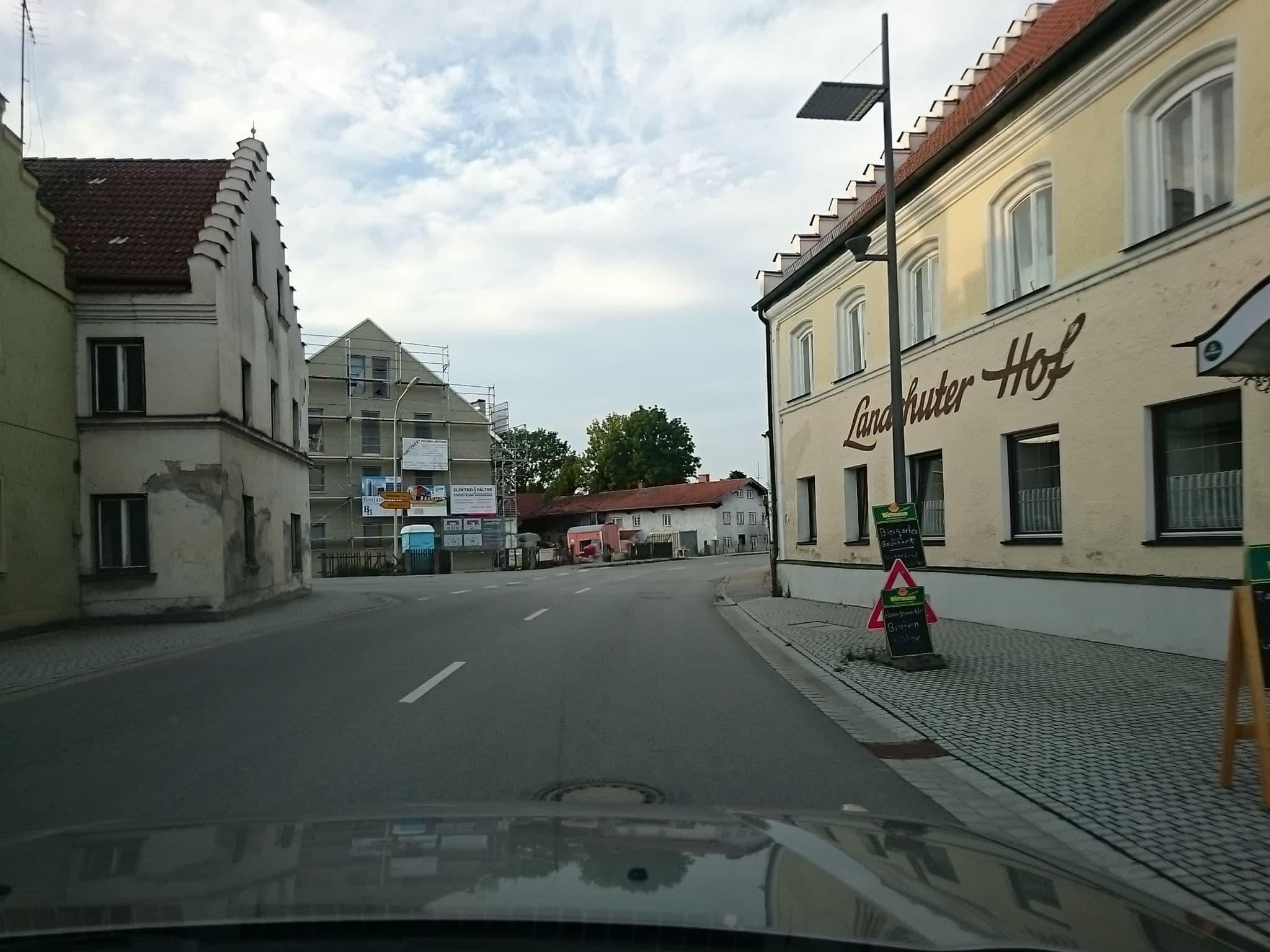Street view near Landshuter Hof, Pilsting — © voschix (CC BY-SA · Mapillary)