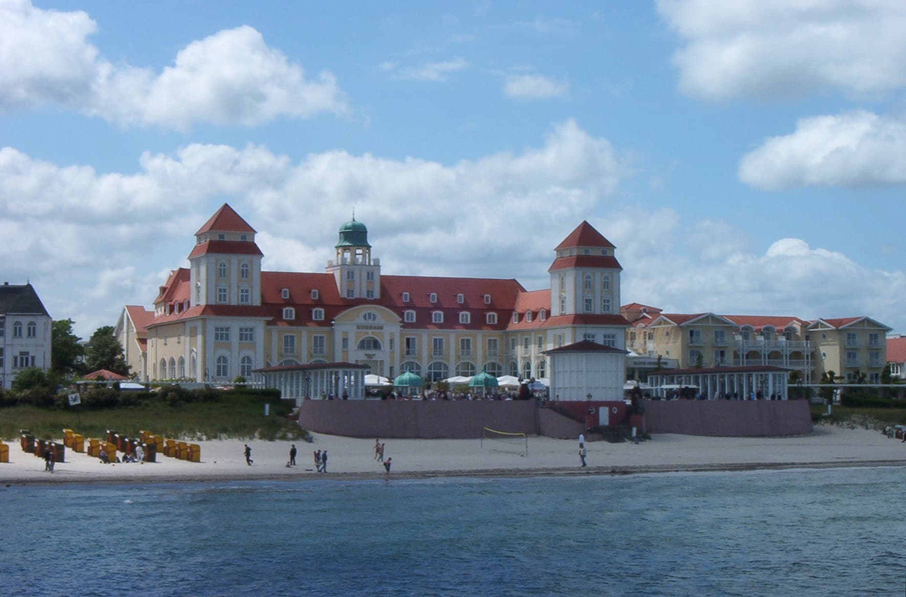 Travel Charme Kurhaus Binz (via Wikimedia Commons, CC BY-SA 3.0)