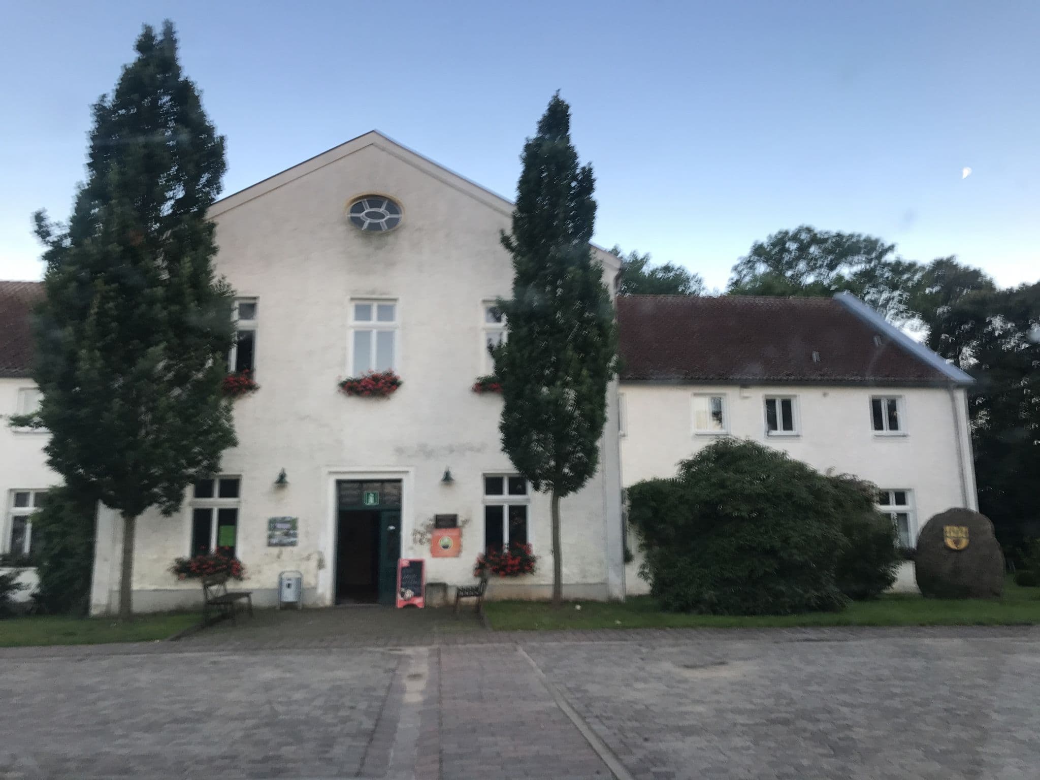 Street view near Gutshaus Friedrichsfelde, Möllenhagen — © dl7auq (CC BY-SA · Mapillary)