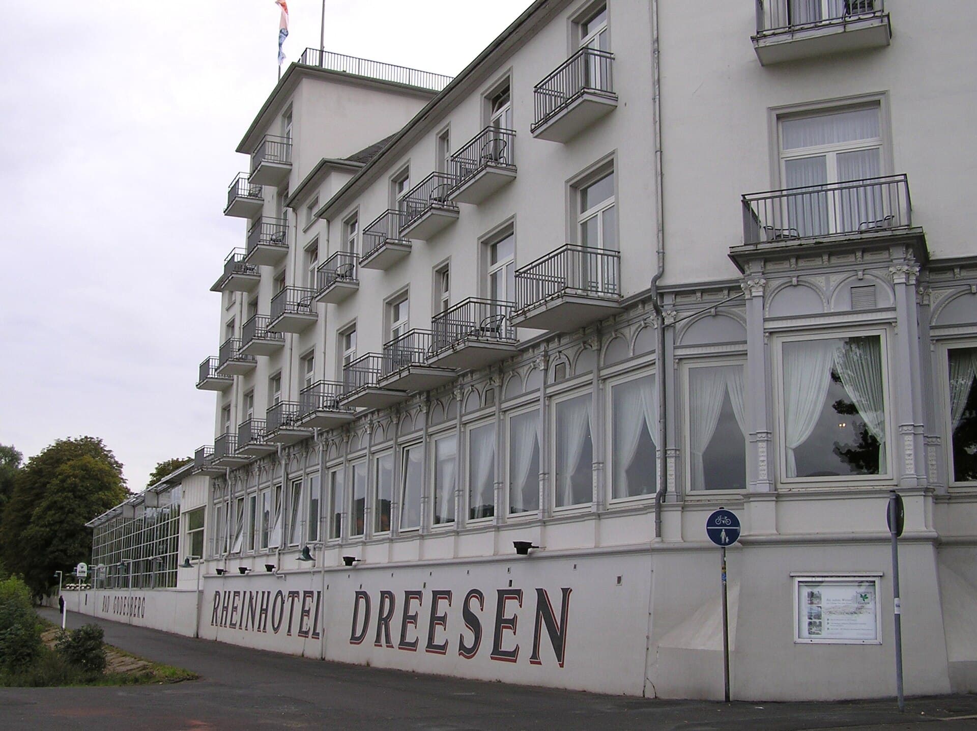 Rheinhotel Dreesen (via Wikimedia Commons, CC BY-SA 2.0 de)