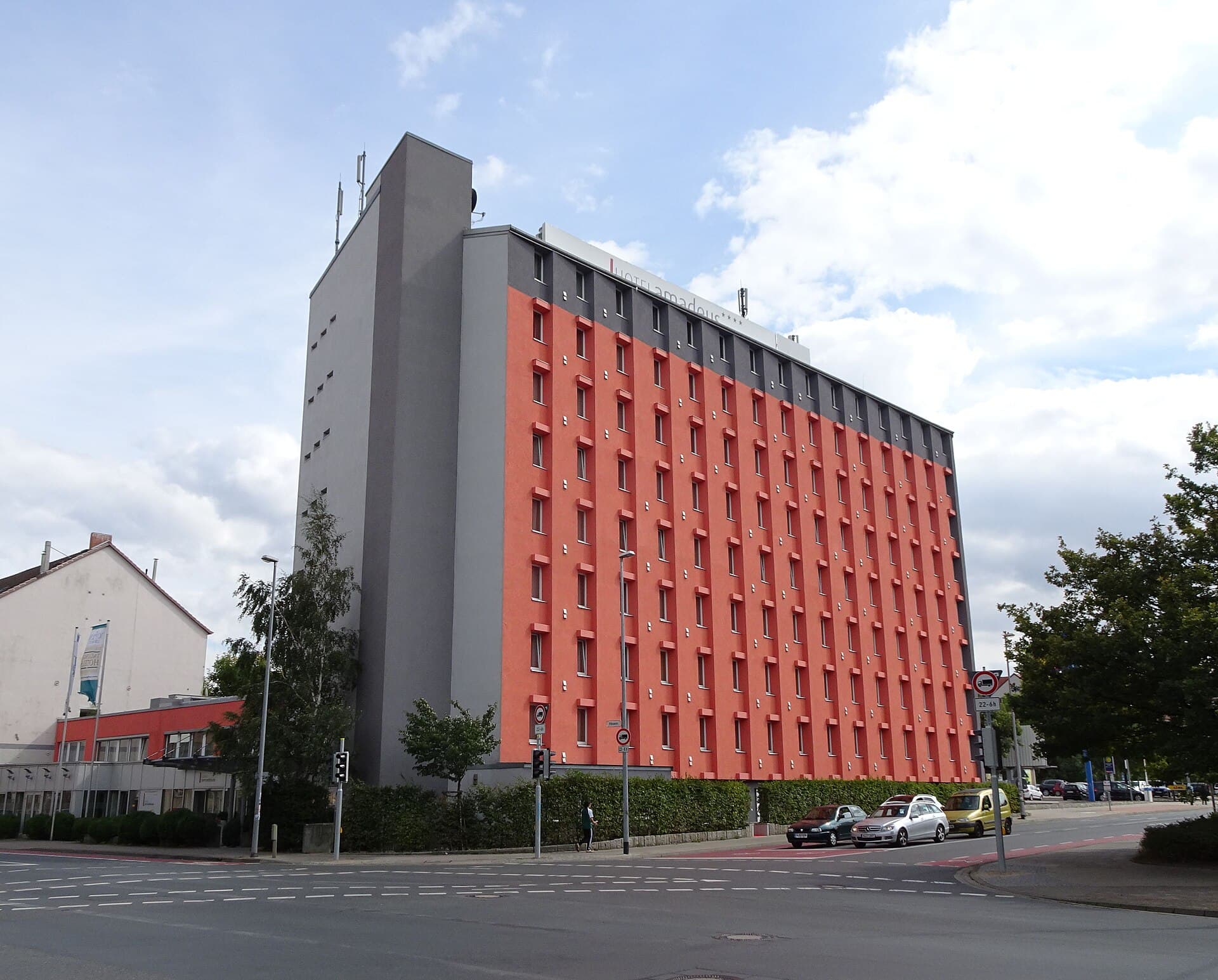 Hotel Amadeus (via Wikimedia Commons, CC BY 4.0)