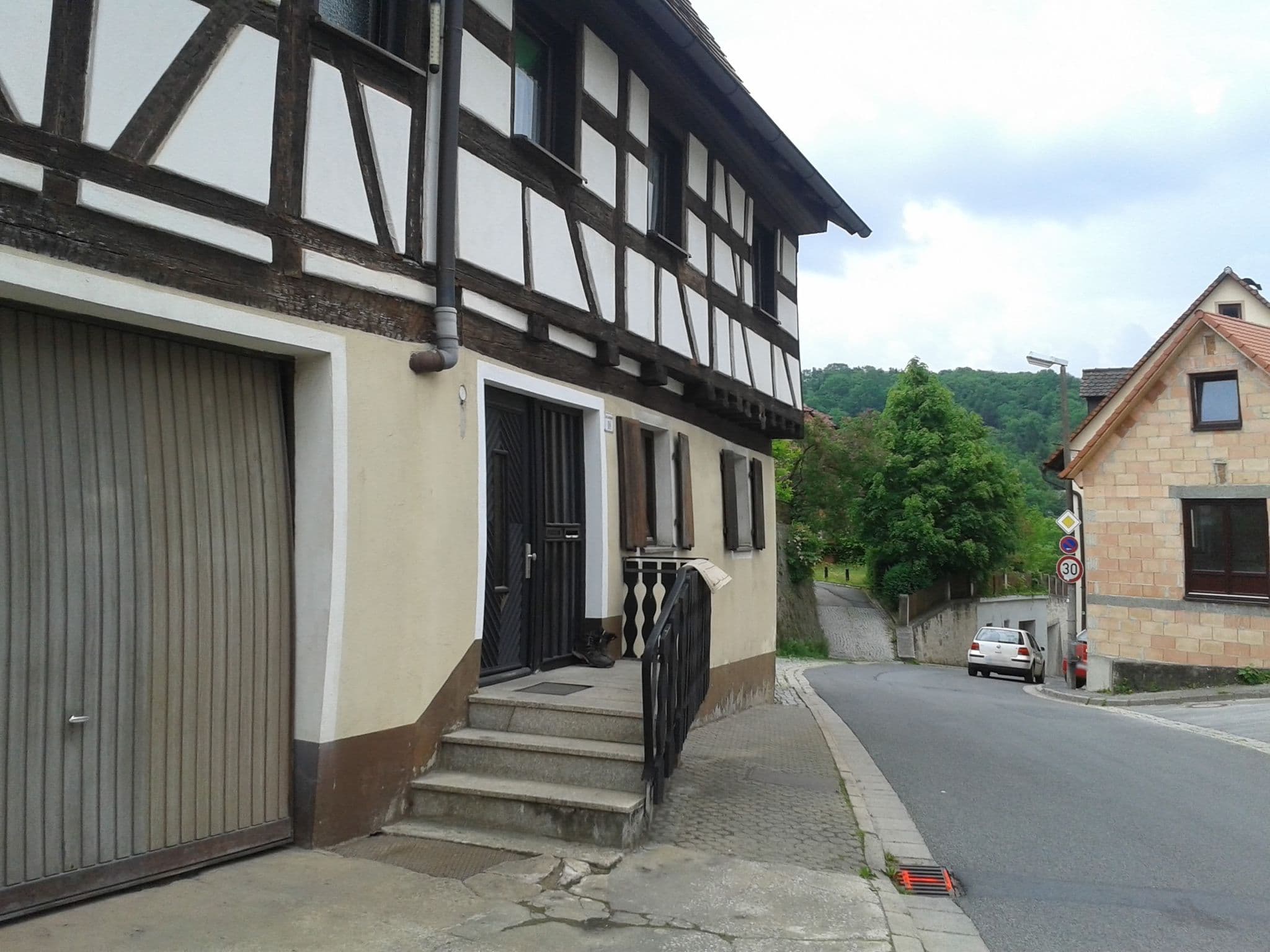 Street view near Apartmenthaus Gundelfinger, Gräfenberg — © bernd_niemann (CC BY-SA · Mapillary)